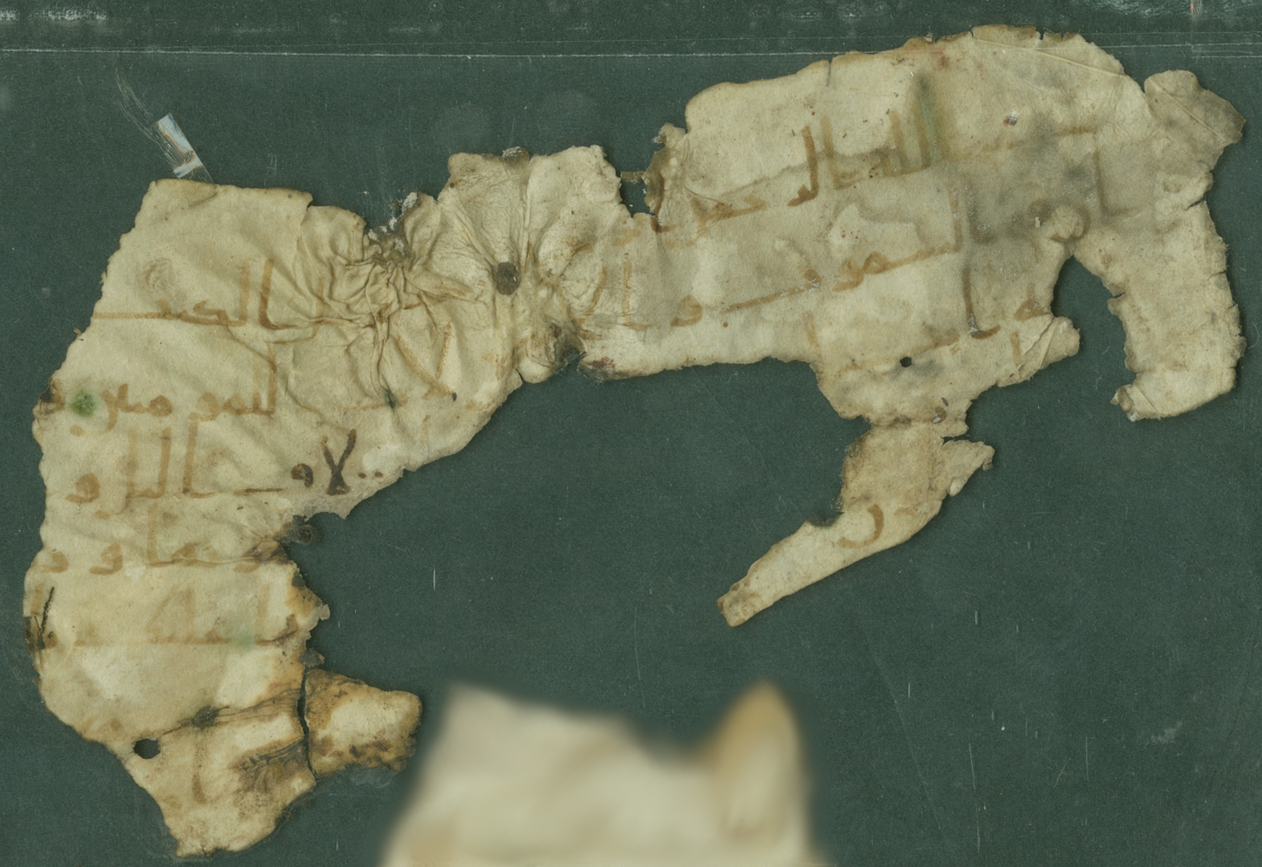 London, The British Library, Or. 2165 (Scan 1), in ḥiǧāzī II script, showing Surah 45:2 from Mid 7th to Mid 8th Century AD found in Fustat (Old Cairo), Egypt, currently housed at The British Library, London