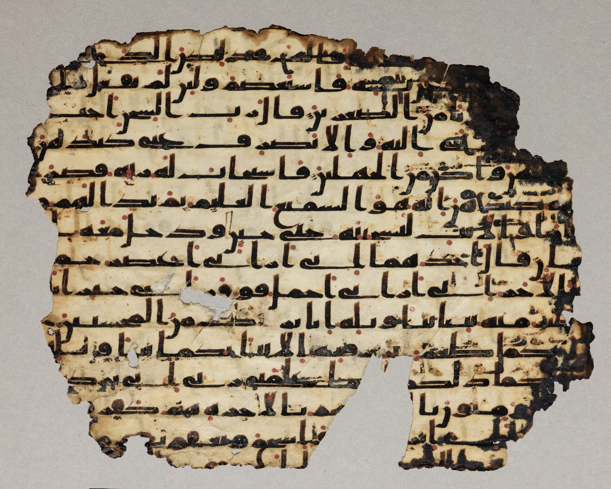 London, The British Library, Or. 2165 (Scan 1), in ḥiǧāzī II script, showing Surah 12:32 from Mid 7th to Mid 8th Century AD found in Fustat (Old Cairo), Egypt, currently housed at The British Library, London