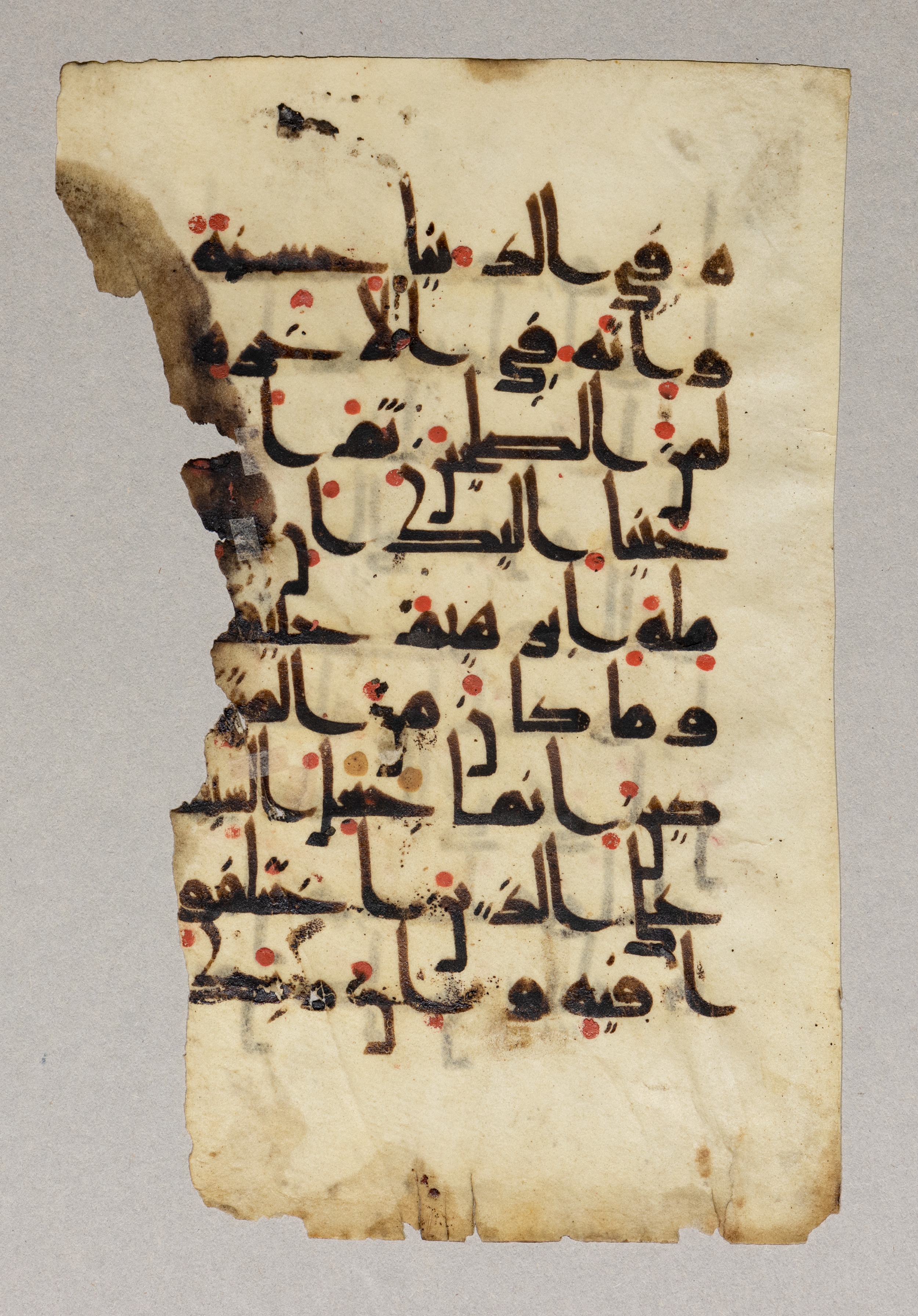 London, The British Library, Or. 2165 (Scan 1), in ḥiǧāzī II script, showing Surah 16:124 from Mid 7th to Mid 8th Century AD found in Fustat (Old Cairo), Egypt, currently housed at The British Library, London