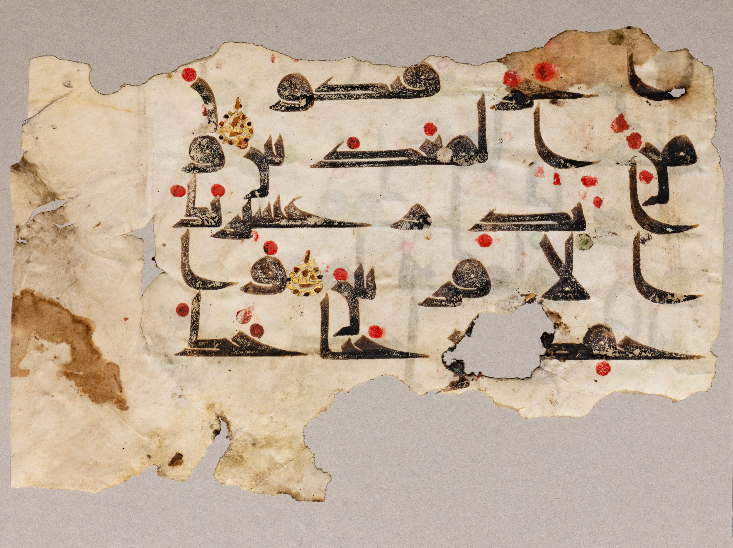 London, The British Library, Or. 2165, in ḥiǧāzī II script, showing Surah 26:214 from Mid 7th to Mid 8th Century AD found in Fustat (Old Cairo), Egypt, currently housed at The British Library, London