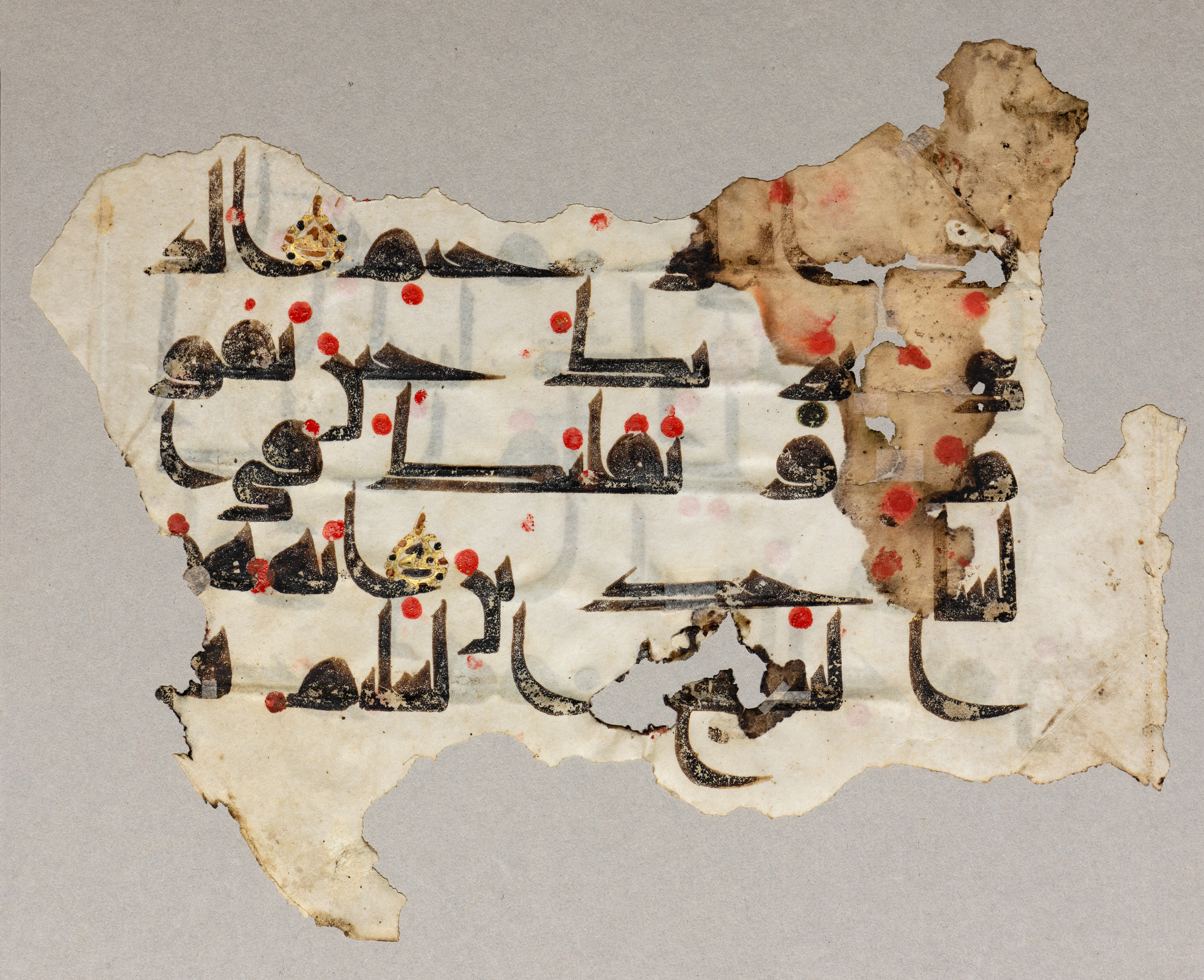 London, The British Library, Or. 2165 (Scan 2), in ḥiǧāzī II script, showing Surah 26:217 from Mid 7th to Mid 8th Century AD found in Fustat (Old Cairo), Egypt, currently housed at The British Library, London