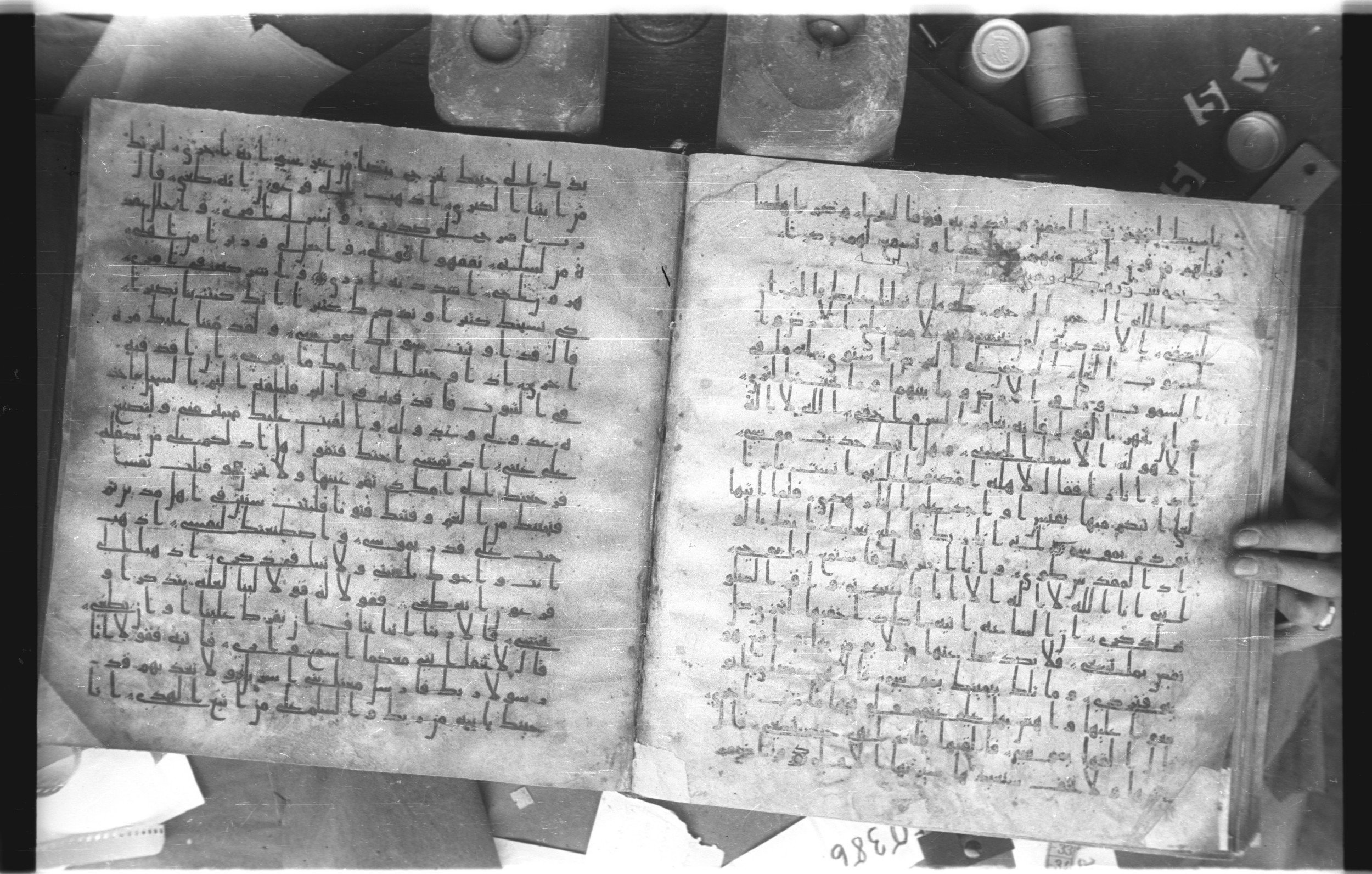 Staatsbibliothek zu Berlin, Ms. or. fol. 4313 (Scan 2), in Ḥiǧāzī (close to type II) script, showing Surah 20:21 from Mid to Late 7th Century AD found in Fustat (Old Cairo), Egypt, currently housed at Staatsbibliothek zu Berlin, Berlin