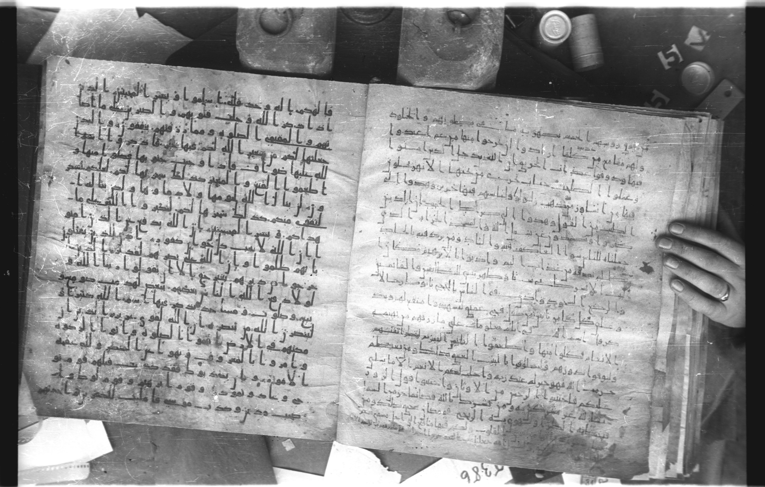 Staatsbibliothek zu Berlin, Ms. or. fol. 4313 (Scan 2), in Ḥiǧāzī (close to type II) script, showing Surah 22:21 from Mid to Late 7th Century AD found in Fustat (Old Cairo), Egypt, currently housed at Staatsbibliothek zu Berlin, Berlin