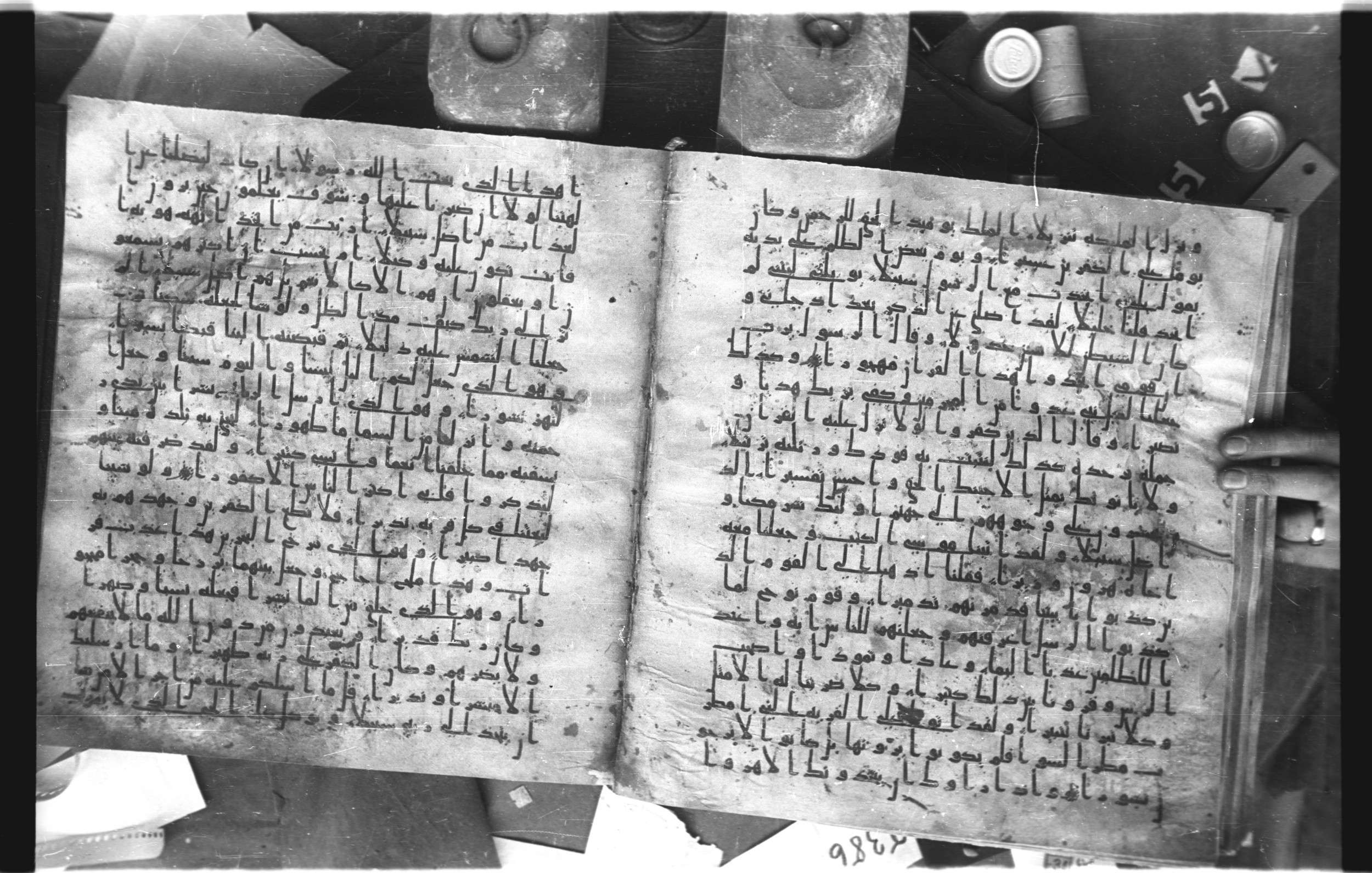 Staatsbibliothek zu Berlin, Ms. or. fol. 4313 (Scan 2), in Ḥiǧāzī (close to type II) script, showing Surah 25:39 from Mid to Late 7th Century AD found in Fustat (Old Cairo), Egypt, currently housed at Staatsbibliothek zu Berlin, Berlin