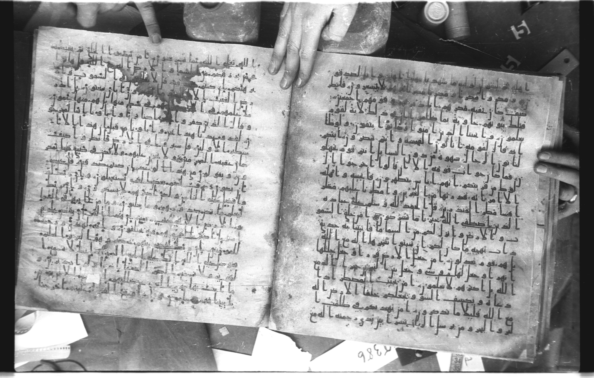 Staatsbibliothek zu Berlin, Ms. or. fol. 4313 (Scan 2), in Ḥiǧāzī (close to type II) script, showing Surah 27:63 from Mid to Late 7th Century AD found in Fustat (Old Cairo), Egypt, currently housed at Staatsbibliothek zu Berlin, Berlin
