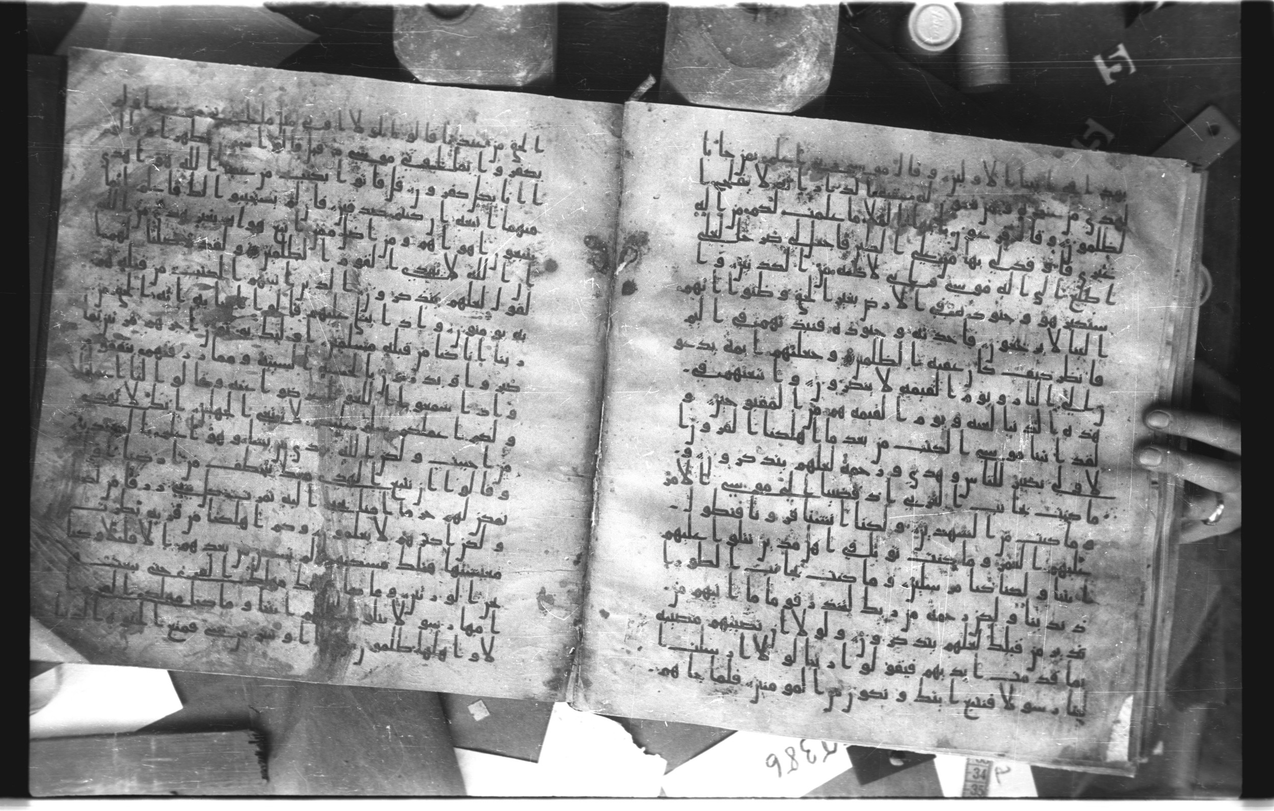 Staatsbibliothek zu Berlin, Ms. or. fol. 4313 (Scan 2), in Ḥiǧāzī (close to type II) script, showing Surah 28:39 from Mid to Late 7th Century AD found in Fustat (Old Cairo), Egypt, currently housed at Staatsbibliothek zu Berlin, Berlin