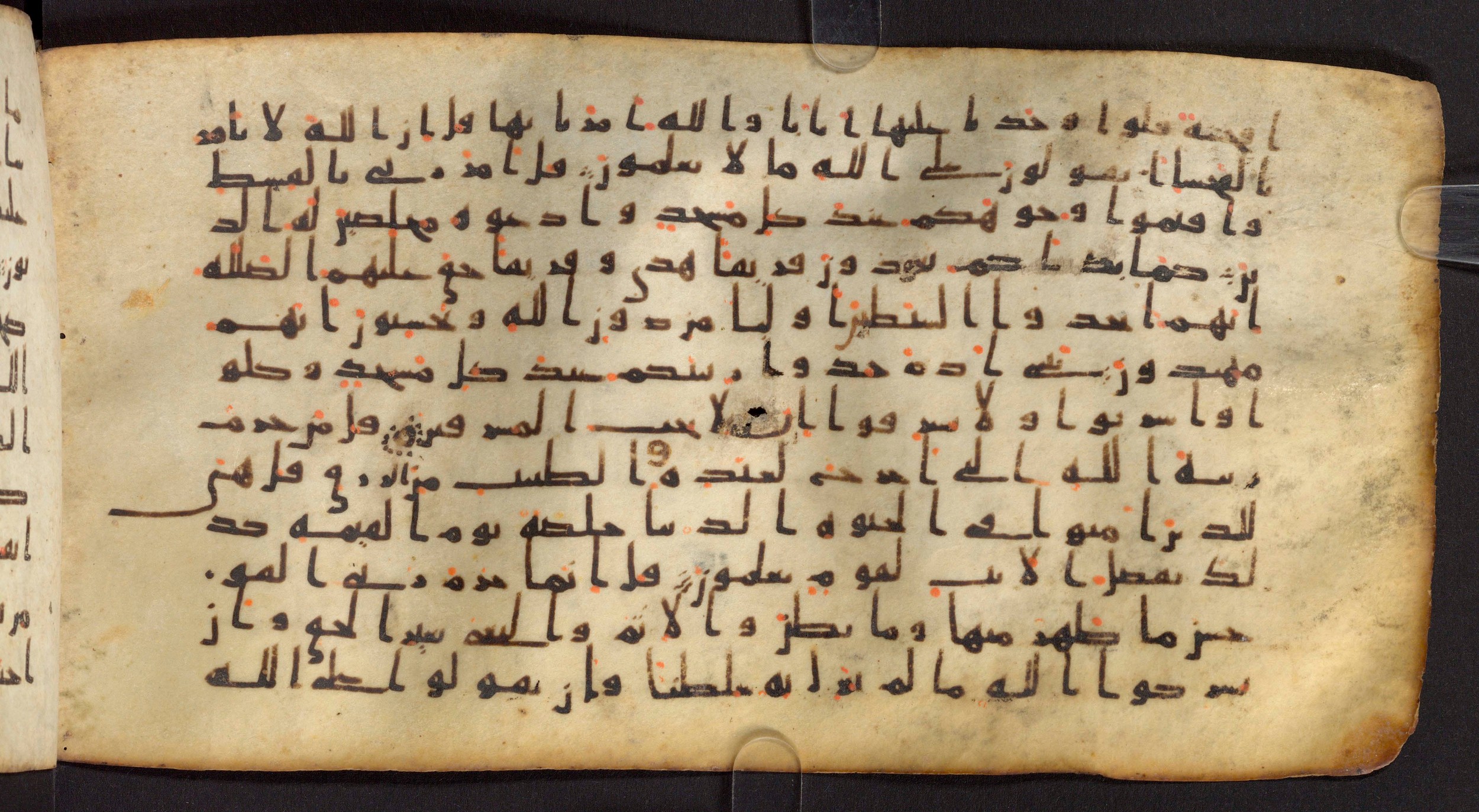 Staatsbibliothek zu Berlin, Ms. or. fol. 4313 (Scan 1), in Ḥiǧāzī (close to type II) script, showing Surah 7:32 from Mid to Late 7th Century AD found in Fustat (Old Cairo), Egypt, currently housed at Staatsbibliothek zu Berlin, Berlin
