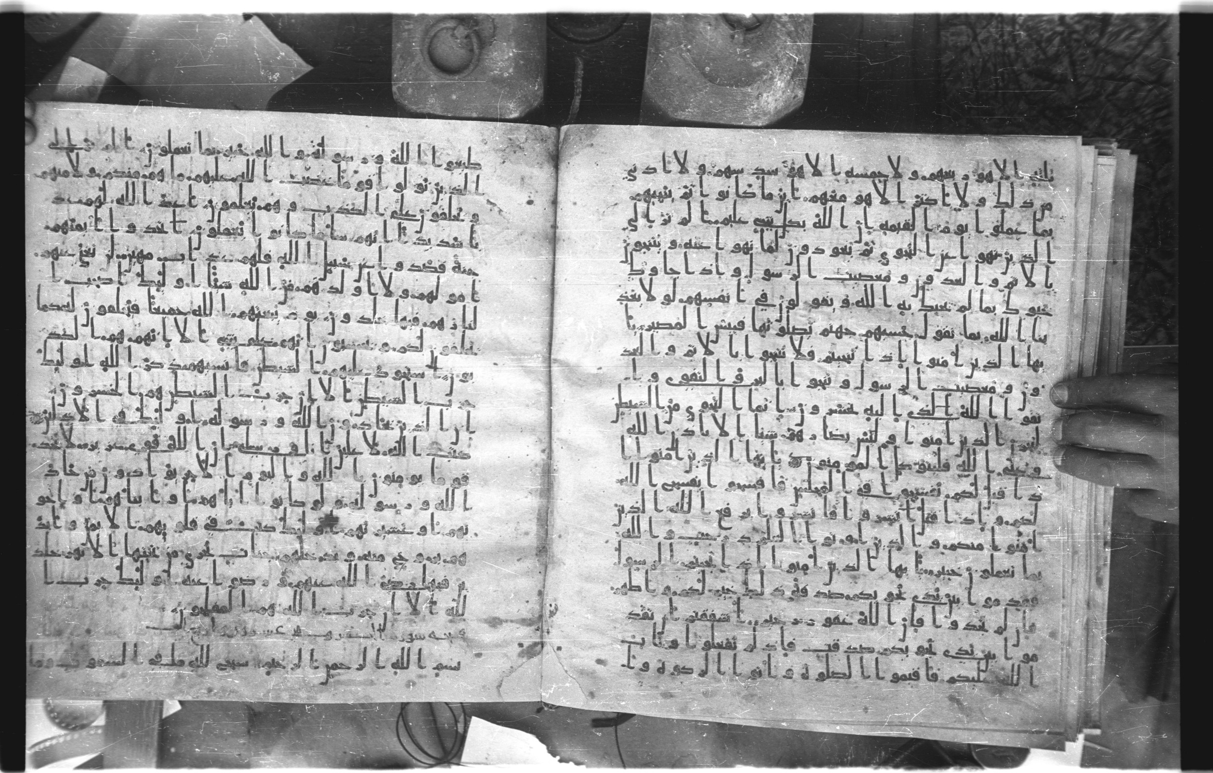 Staatsbibliothek zu Berlin, Ms. or. fol. 4313 (Scan 4), in Ḥiǧāzī (close to type II) script, showing Surah 58:7 from Mid to Late 7th Century AD found in Fustat (Old Cairo), Egypt, currently housed at Staatsbibliothek zu Berlin, Berlin