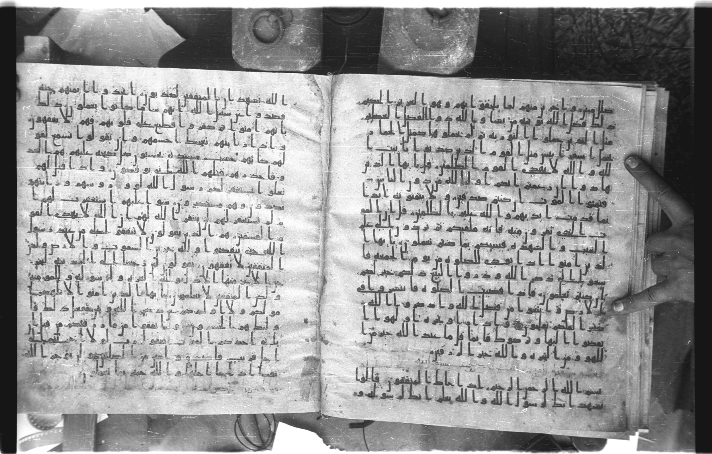 Staatsbibliothek zu Berlin, Ms. or. fol. 4313 (Scan 4), in Ḥiǧāzī (close to type II) script, showing Surah 62:2 from Mid to Late 7th Century AD found in Fustat (Old Cairo), Egypt, currently housed at Staatsbibliothek zu Berlin, Berlin