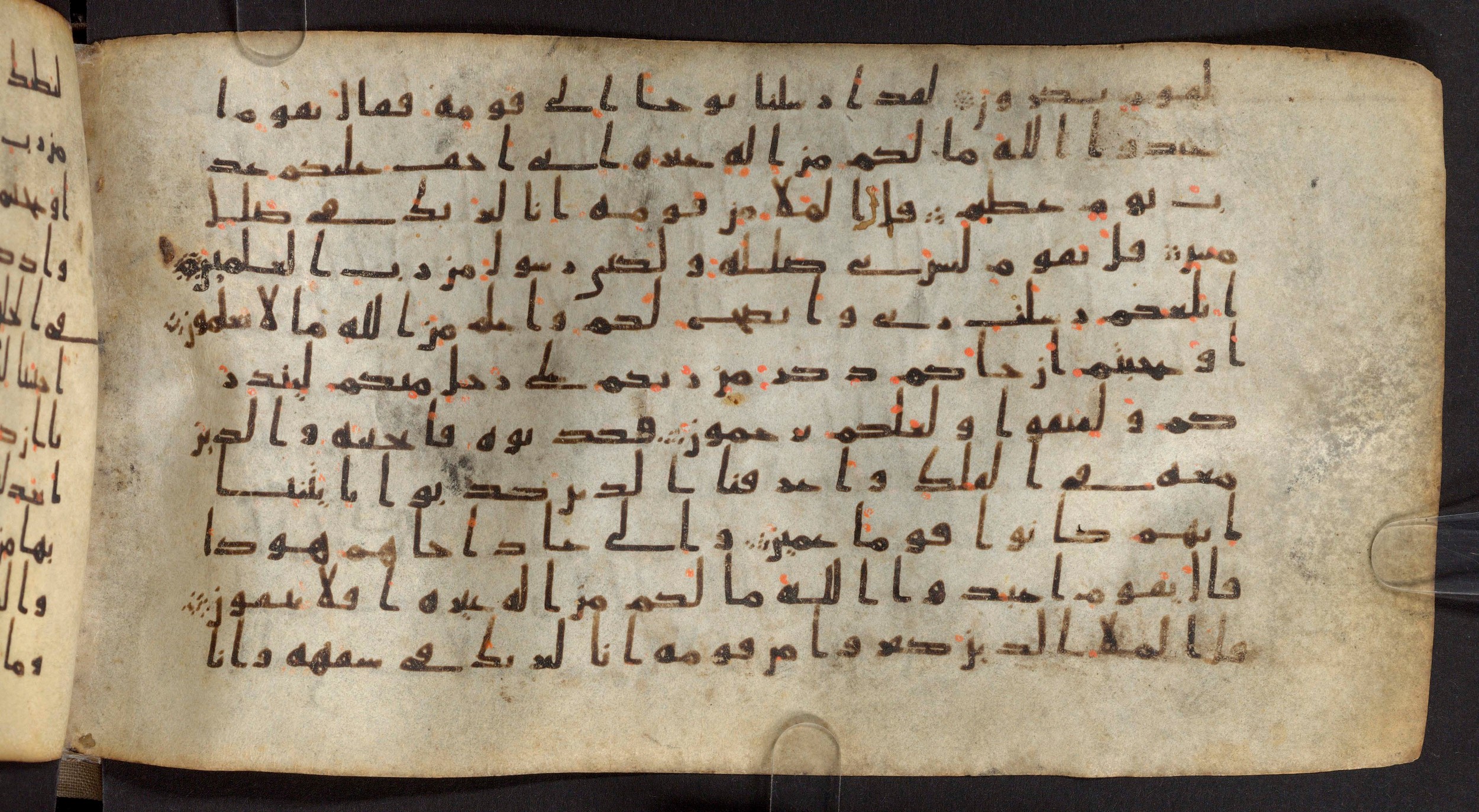 Staatsbibliothek zu Berlin, Ms. or. fol. 4313 (Scan 1), in Ḥiǧāzī (close to type II) script, showing Surah 7:65 from Mid to Late 7th Century AD found in Fustat (Old Cairo), Egypt, currently housed at Staatsbibliothek zu Berlin, Berlin