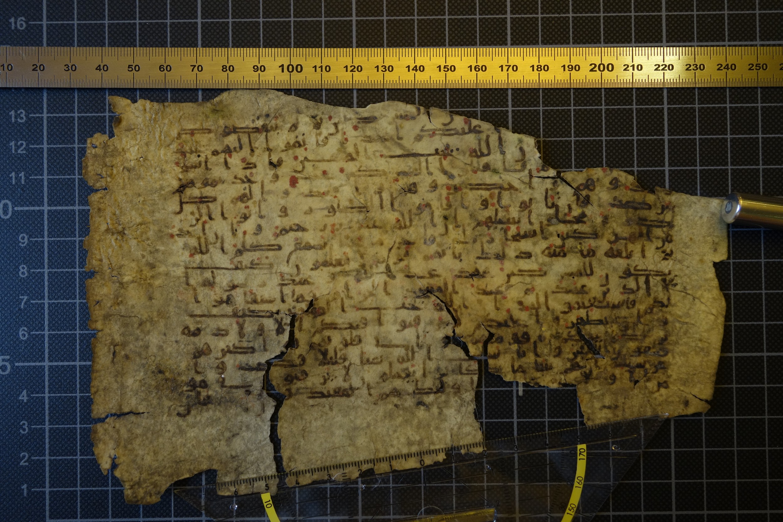 Staatsbibliothek zu Berlin, Ms. or. fol. 4313 (Scan 2), in Ḥiǧāzī (close to type II) script, showing Surah 9:7 from Mid to Late 7th Century AD found in Fustat (Old Cairo), Egypt, currently housed at Staatsbibliothek zu Berlin, Berlin