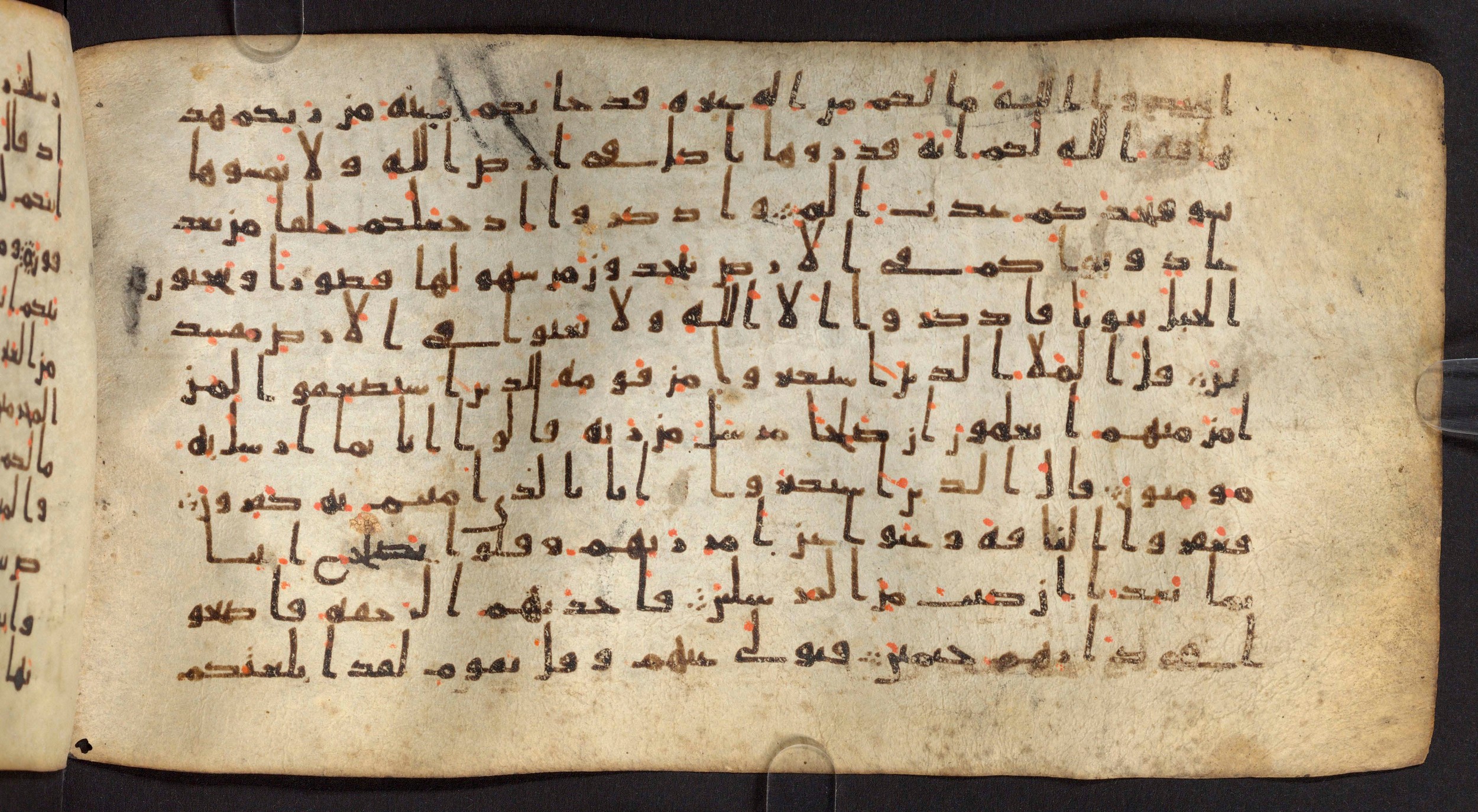 Staatsbibliothek zu Berlin, Ms. or. fol. 4313 (Scan 2), in Ḥiǧāzī (close to type II) script, showing Surah 7:73 from Mid to Late 7th Century AD found in Fustat (Old Cairo), Egypt, currently housed at Staatsbibliothek zu Berlin, Berlin