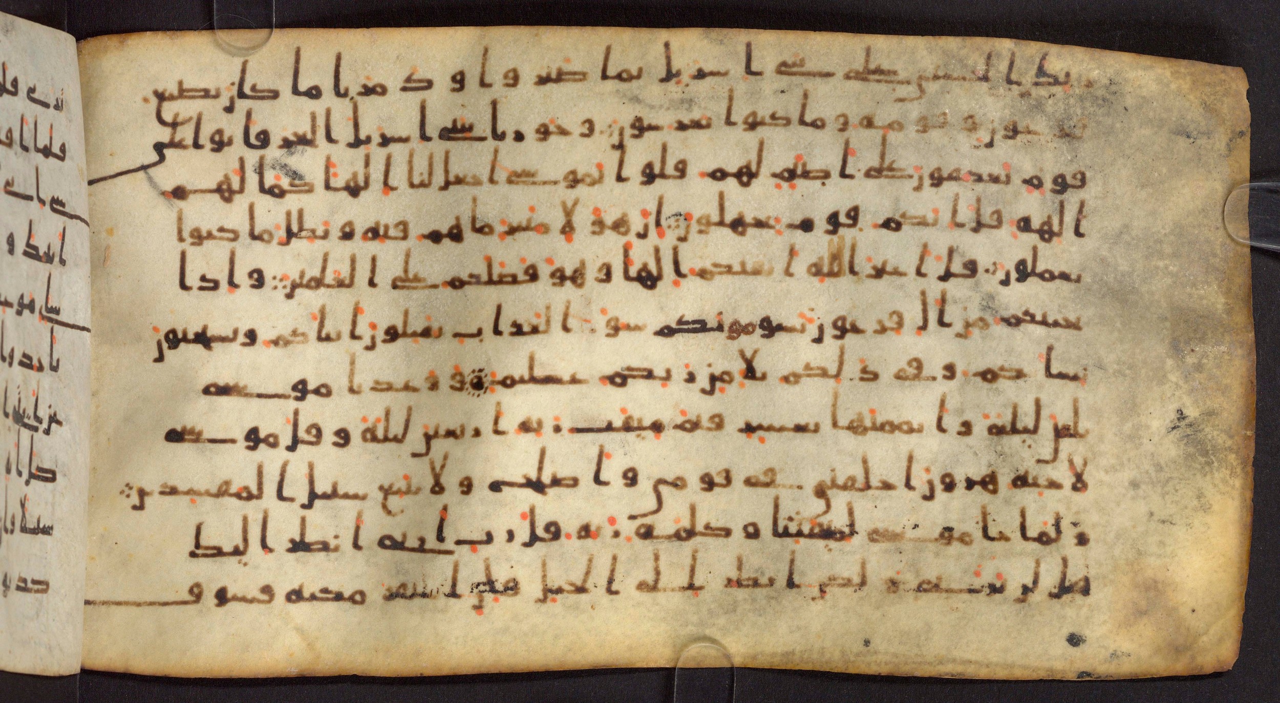 Staatsbibliothek zu Berlin, Ms. or. fol. 4313 (Scan 1), in Ḥiǧāzī (close to type II) script, showing Surah 7:142 from Mid to Late 7th Century AD found in Fustat (Old Cairo), Egypt, currently housed at Staatsbibliothek zu Berlin, Berlin
