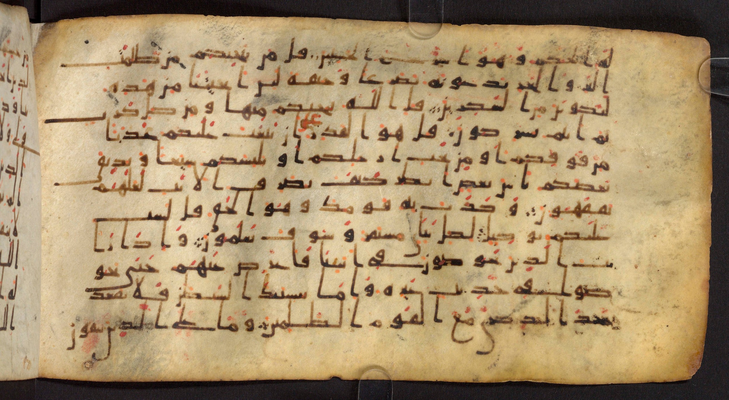 Staatsbibliothek zu Berlin, Ms. or. fol. 4313 (Scan 4), in Ḥiǧāzī (close to type II) script, showing Surah 6:63 from Mid to Late 7th Century AD found in Fustat (Old Cairo), Egypt, currently housed at Staatsbibliothek zu Berlin, Berlin