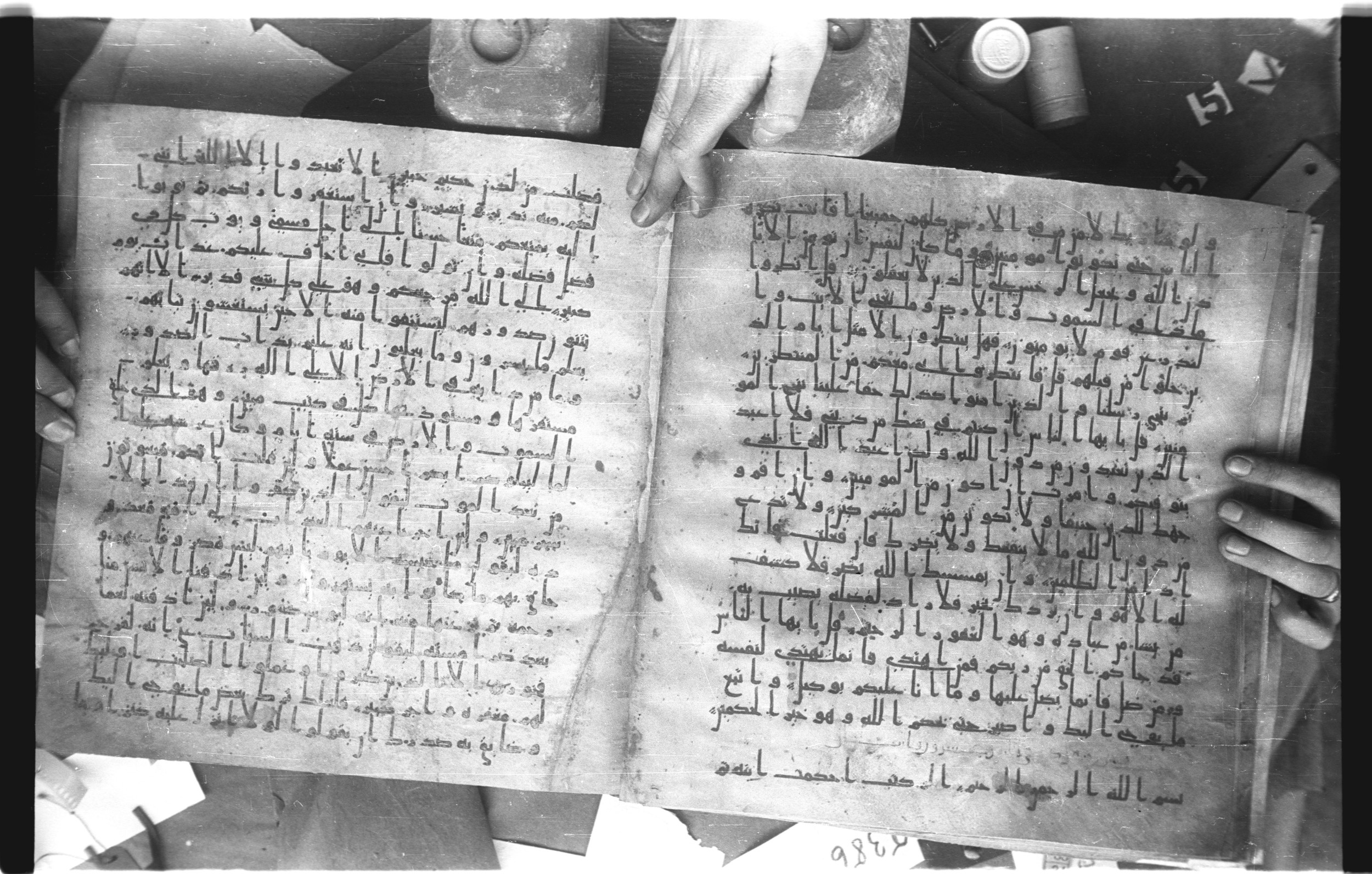 Staatsbibliothek zu Berlin, Ms. or. fol. 4313 (Scan 3), in Ḥiǧāzī (close to type II) script, showing Surah 11:1 from Mid to Late 7th Century AD found in Fustat (Old Cairo), Egypt, currently housed at Staatsbibliothek zu Berlin, Berlin