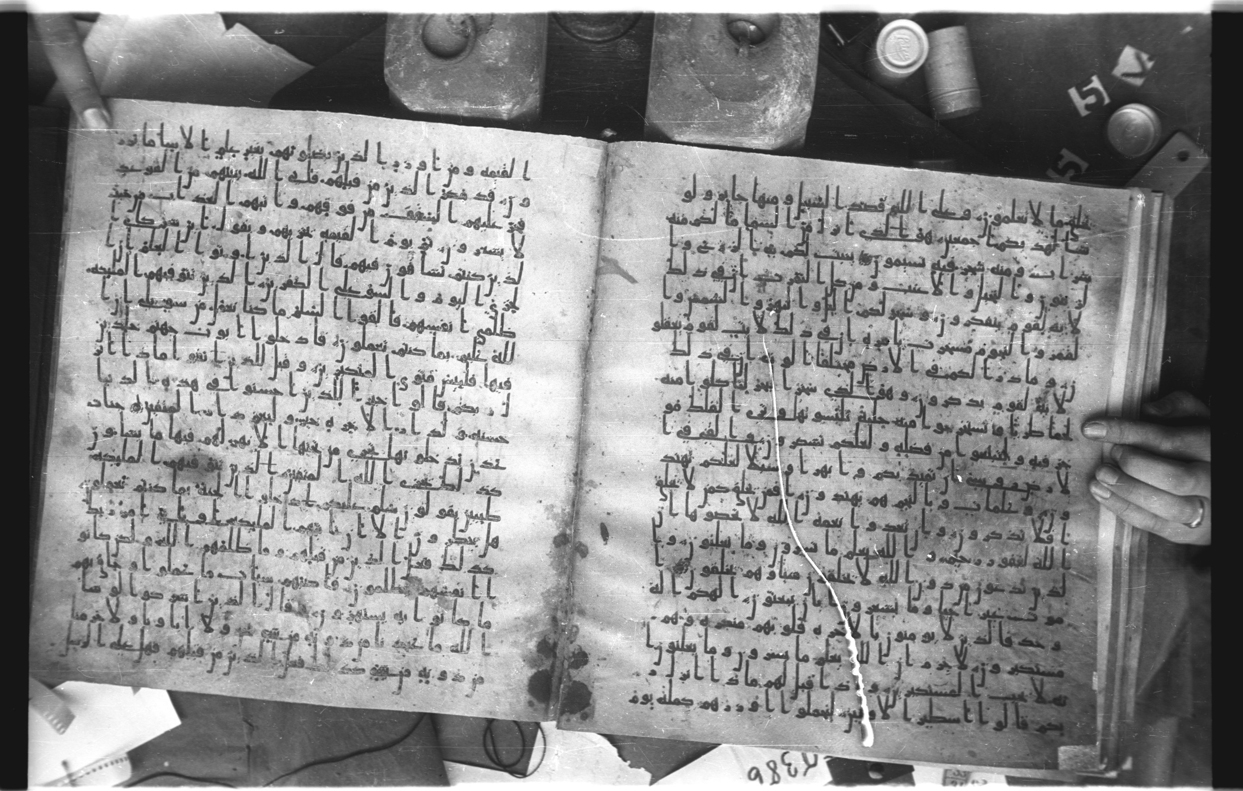 Staatsbibliothek zu Berlin, Ms. or. fol. 4313 (Scan 4), in Ḥiǧāzī (close to type II) script, showing Surah 16:21 from Mid to Late 7th Century AD found in Fustat (Old Cairo), Egypt, currently housed at Staatsbibliothek zu Berlin, Berlin