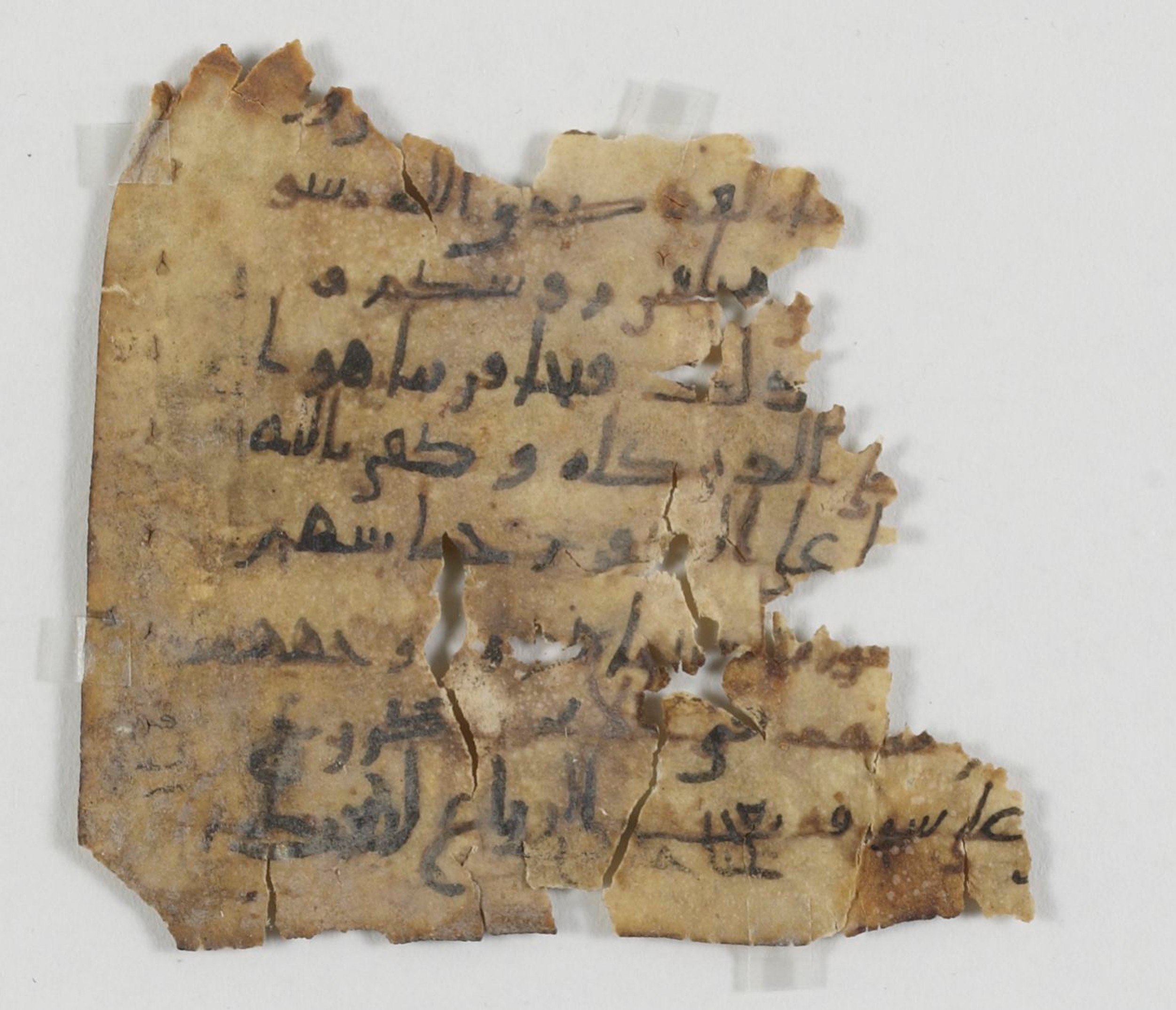 Codex Chicago A 6988 / Paris Arabe 7201 (Scan 2), in Ḥiǧāzī script, showing Surah 48:28 from Mid 7th to Mid 8th Century AD found in Asyut, Egypt, currently housed at Institute for the Study of Ancient Cultures, Chicago; Bibliothèque nationale de France, Paris