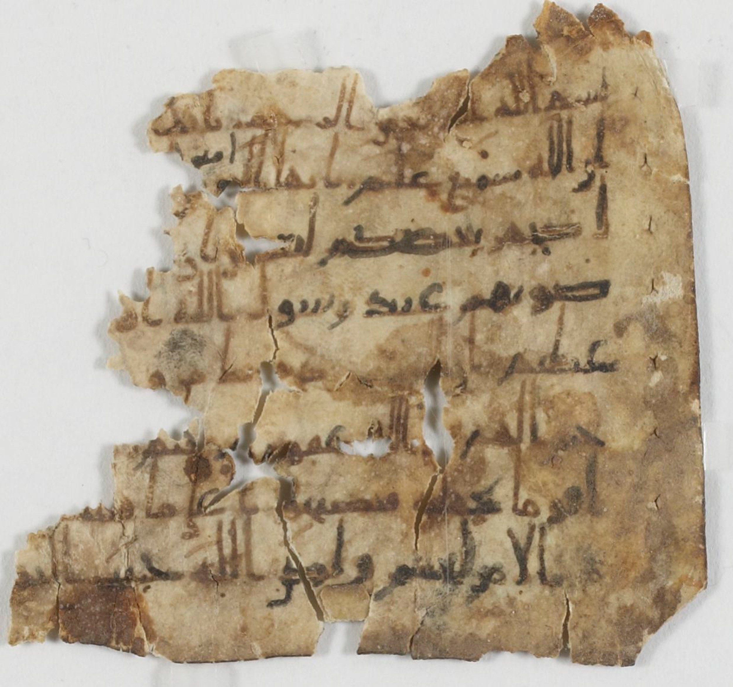 Codex Chicago A 6988 / Paris Arabe 7201 (Scan 2), in Ḥiǧāzī script, showing Surah 49:2 from Mid 7th to Mid 8th Century AD found in Asyut, Egypt, currently housed at Institute for the Study of Ancient Cultures, Chicago; Bibliothèque nationale de France, Paris