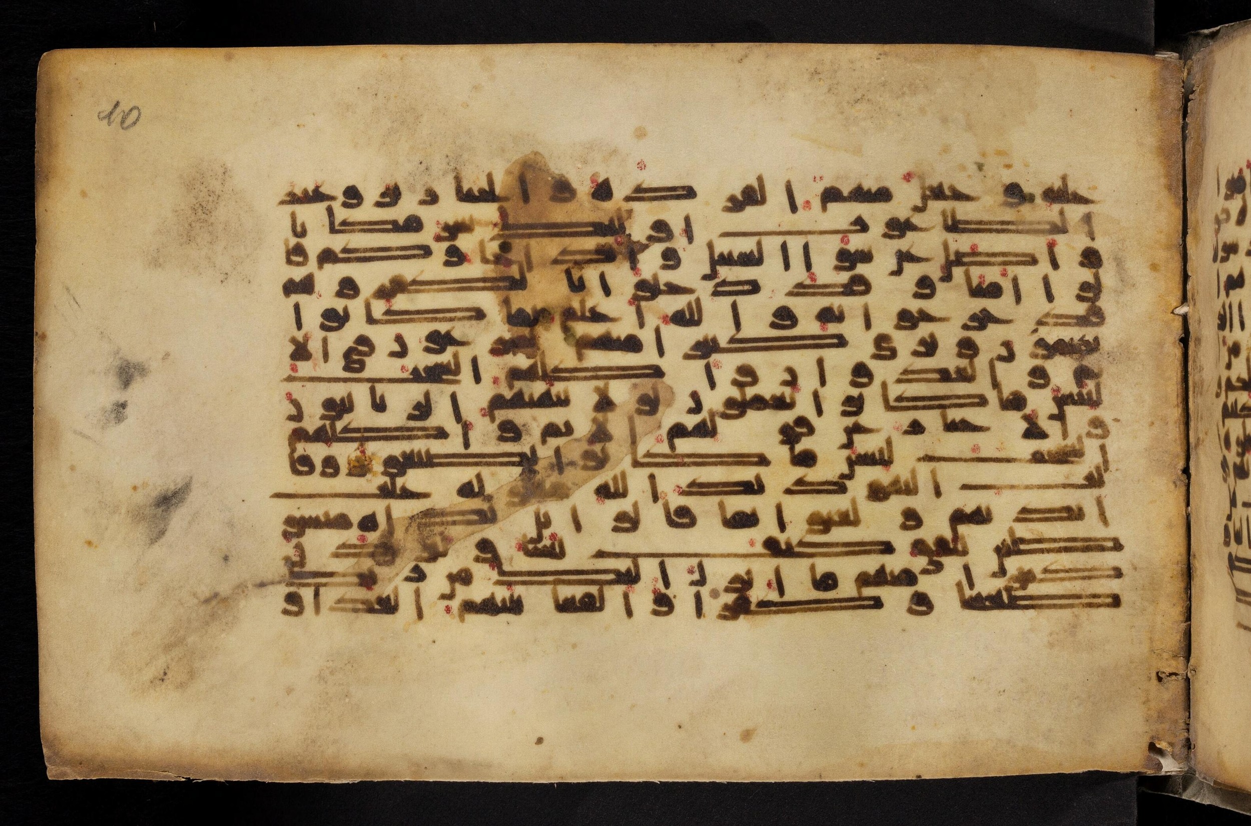 Paris, Bibliothèque nationale de France, Arabe 324 (c) (Scan 1), in Kufic C (Graphie C I a) script, showing Surah 5:62 from 8th Century AD found in Fustat (Old Cairo), Egypt, currently housed at Bibliothèque nationale de France, Paris