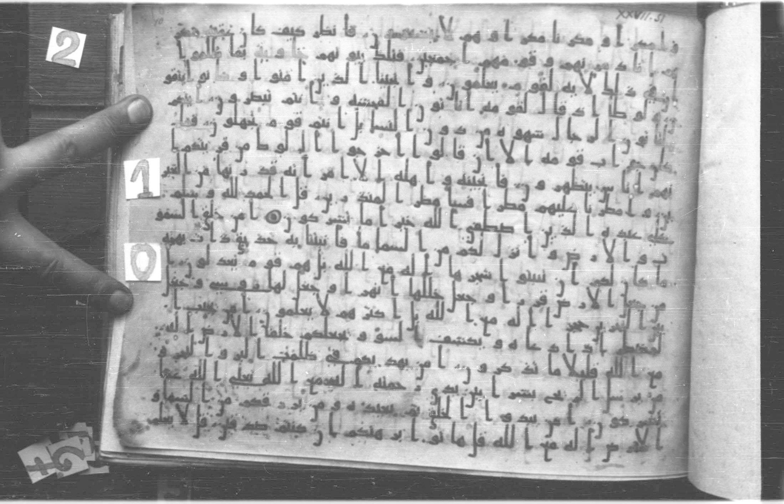 Paris, Bibliothèque nationale de France, Arabe 324 (c) (Scan 1), in Kufic C (Graphie C I a) script, showing Surah 27:63 from 8th Century AD found in Fustat (Old Cairo), Egypt, currently housed at Bibliothèque nationale de France, Paris