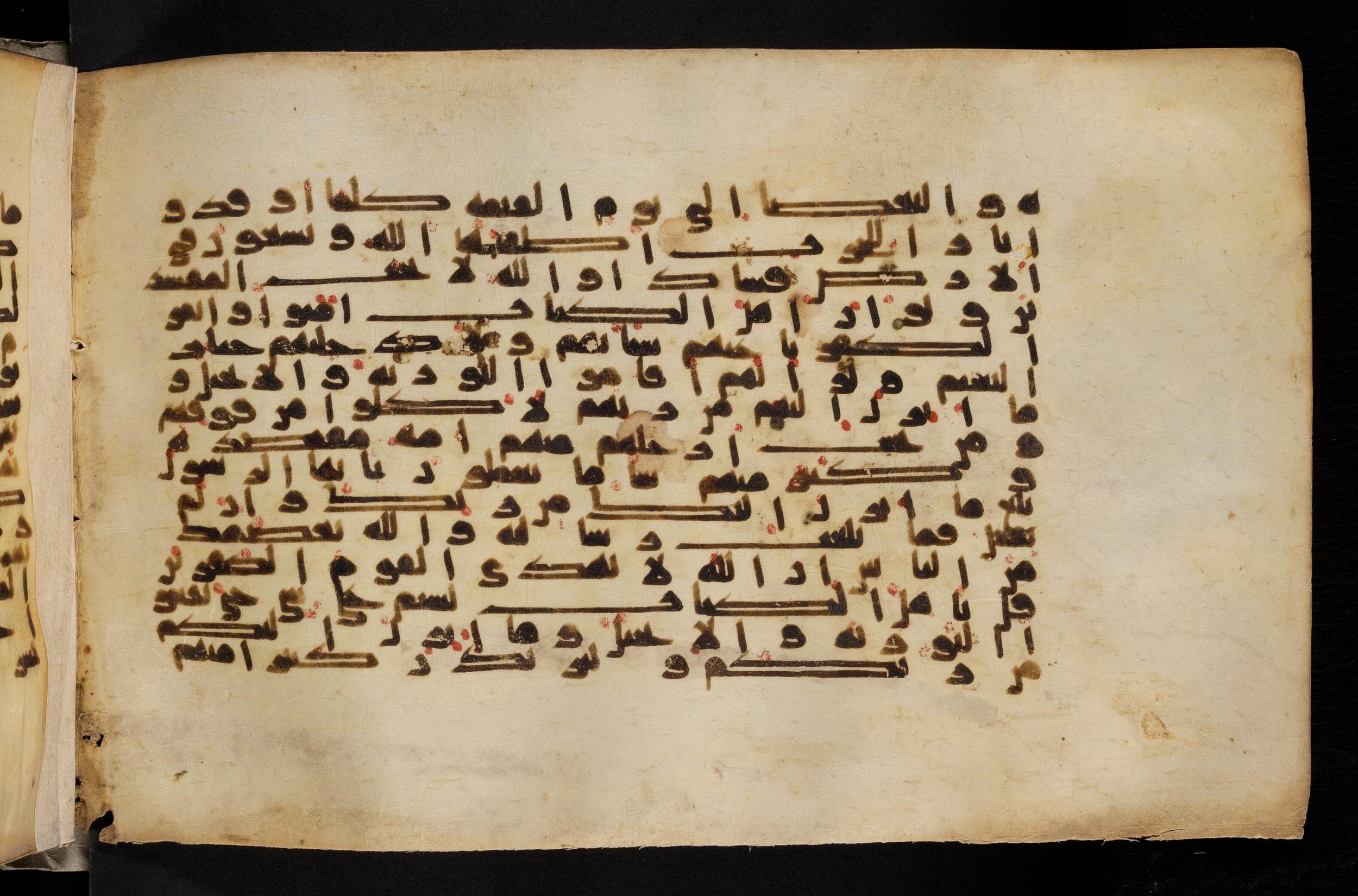 Paris, Bibliothèque nationale de France, Arabe 324 (c) (Scan 1), in Kufic C (Graphie C I a) script, showing Surah 5:67 from 8th Century AD found in Fustat (Old Cairo), Egypt, currently housed at Bibliothèque nationale de France, Paris