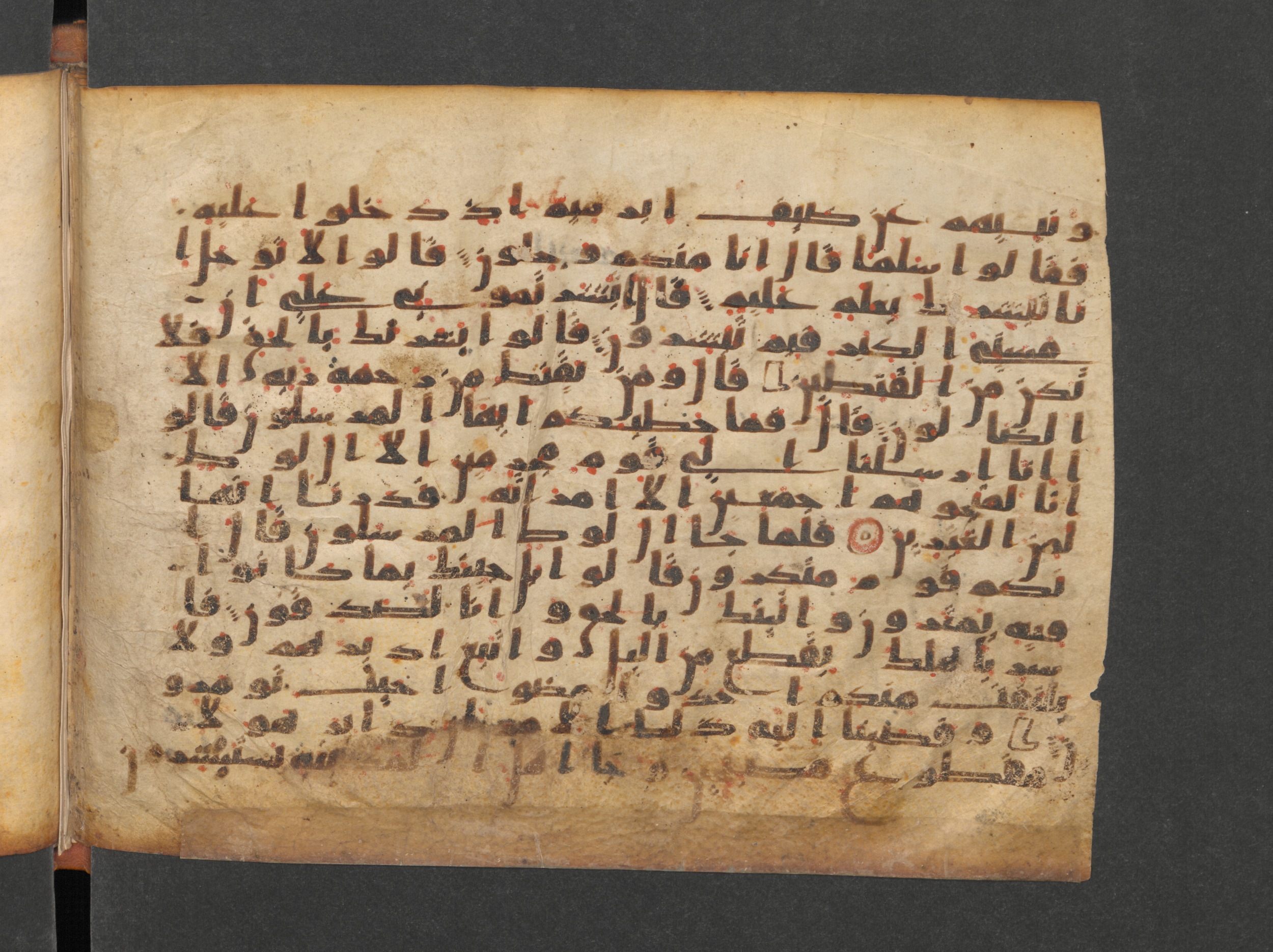 Paris, Bibliothèque nationale de France, Arabe 324 (c) (Scan 1), in Kufic C (Graphie C I a) script, showing Surah 15:63 from 8th Century AD found in Fustat (Old Cairo), Egypt, currently housed at Bibliothèque nationale de France, Paris