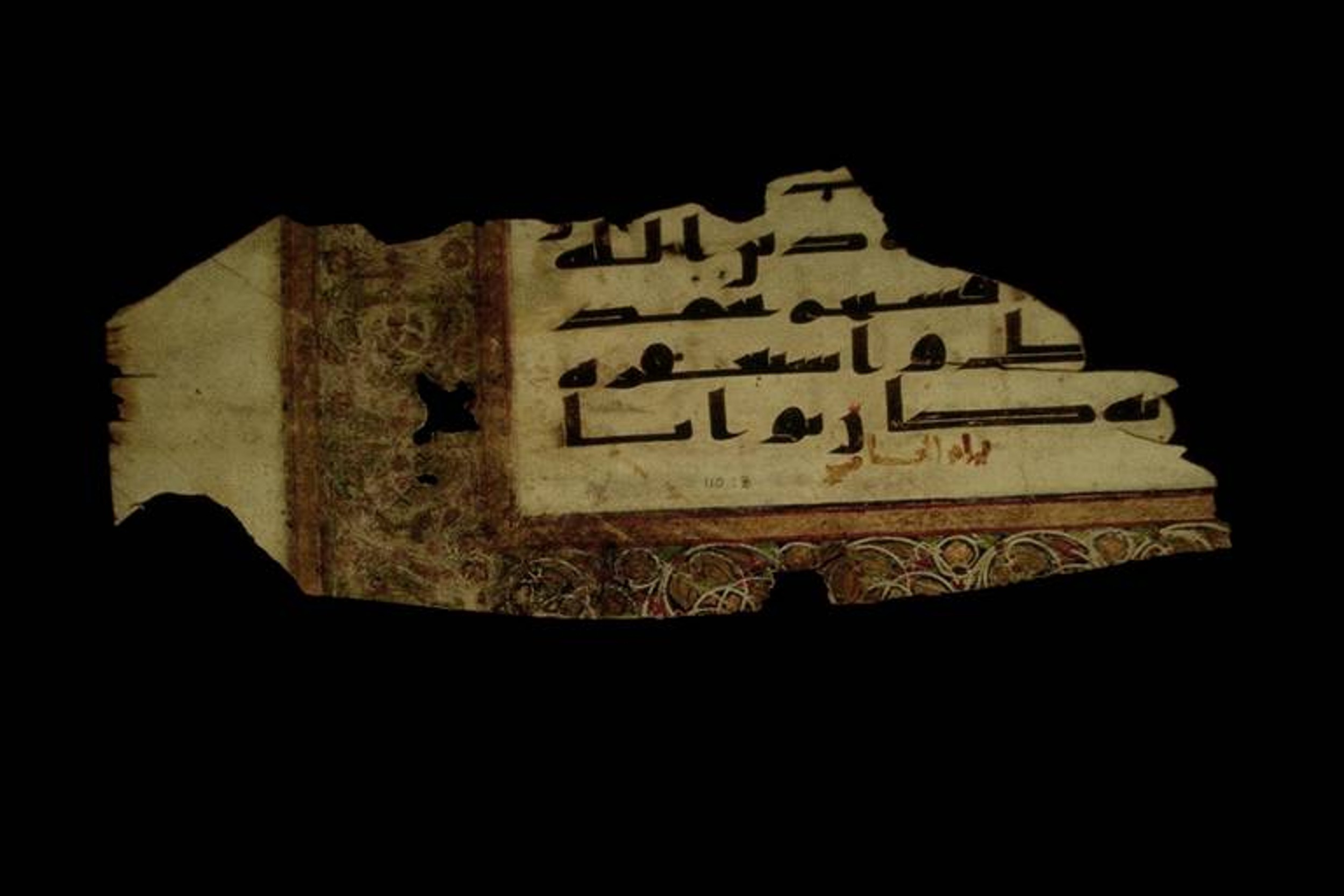 Paris, Bibliothèque nationale de France, Arabe 324 (c) (Scan 2), in Kufic C (Graphie C I a) script, showing Surah 110:3 from 8th Century AD found in Fustat (Old Cairo), Egypt, currently housed at Bibliothèque nationale de France, Paris