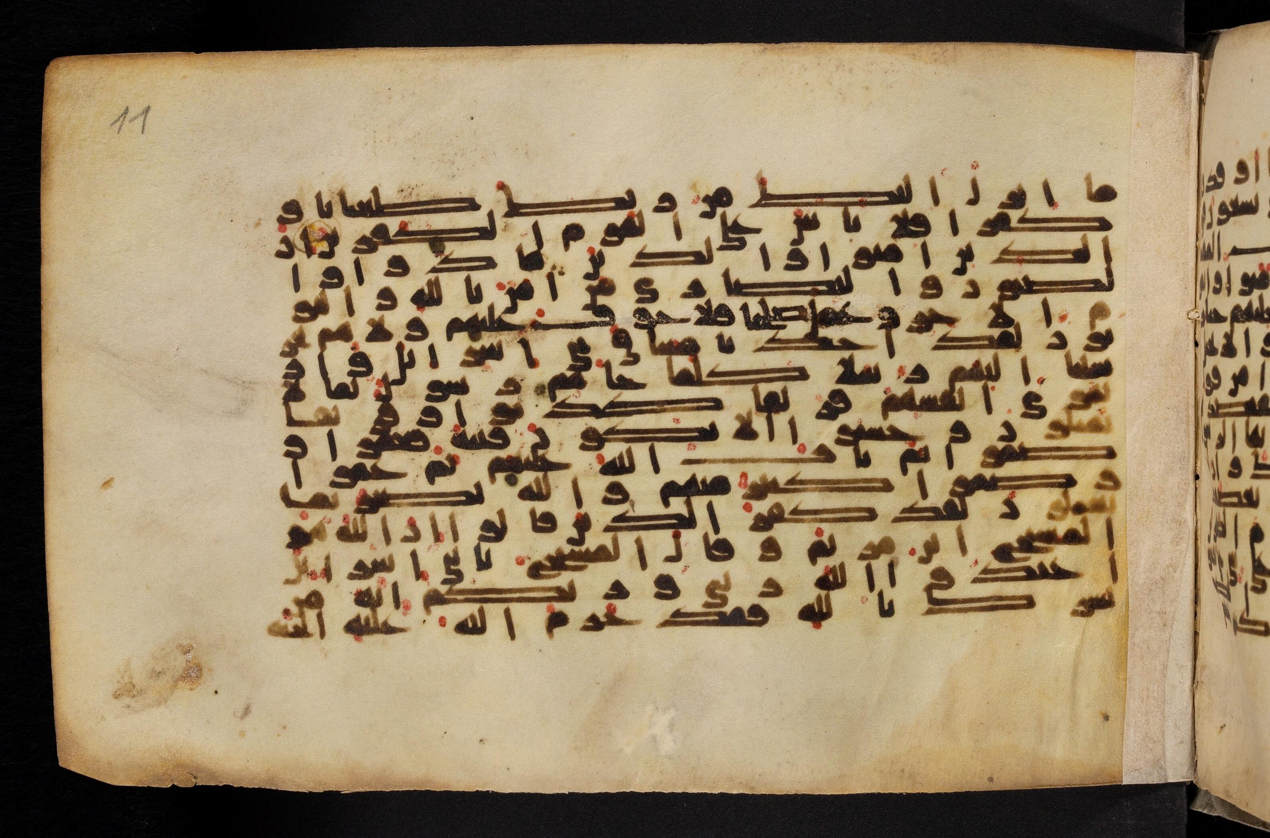 Paris, Bibliothèque nationale de France, Arabe 324 (c) (Scan 1), in Kufic C (Graphie C I a) script, showing Surah 5:71 from 8th Century AD found in Fustat (Old Cairo), Egypt, currently housed at Bibliothèque nationale de France, Paris