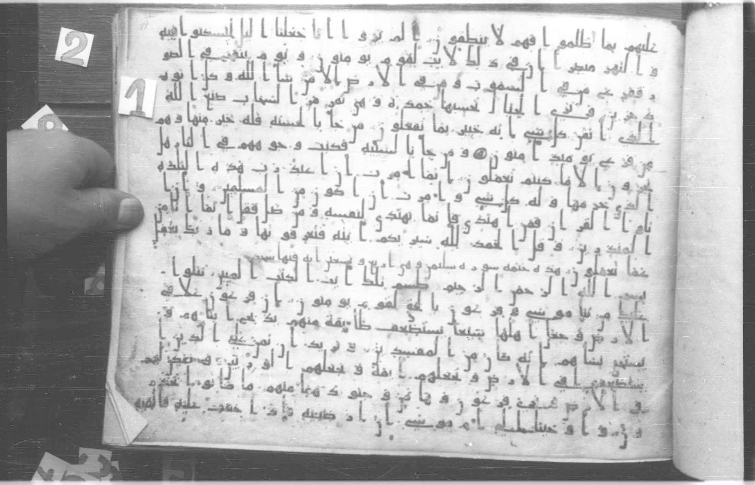 Paris, Bibliothèque nationale de France, Arabe 324 (c) (Scan 1), in Kufic C (Graphie C I a) script, showing Surah 28:2 from 8th Century AD found in Fustat (Old Cairo), Egypt, currently housed at Bibliothèque nationale de France, Paris