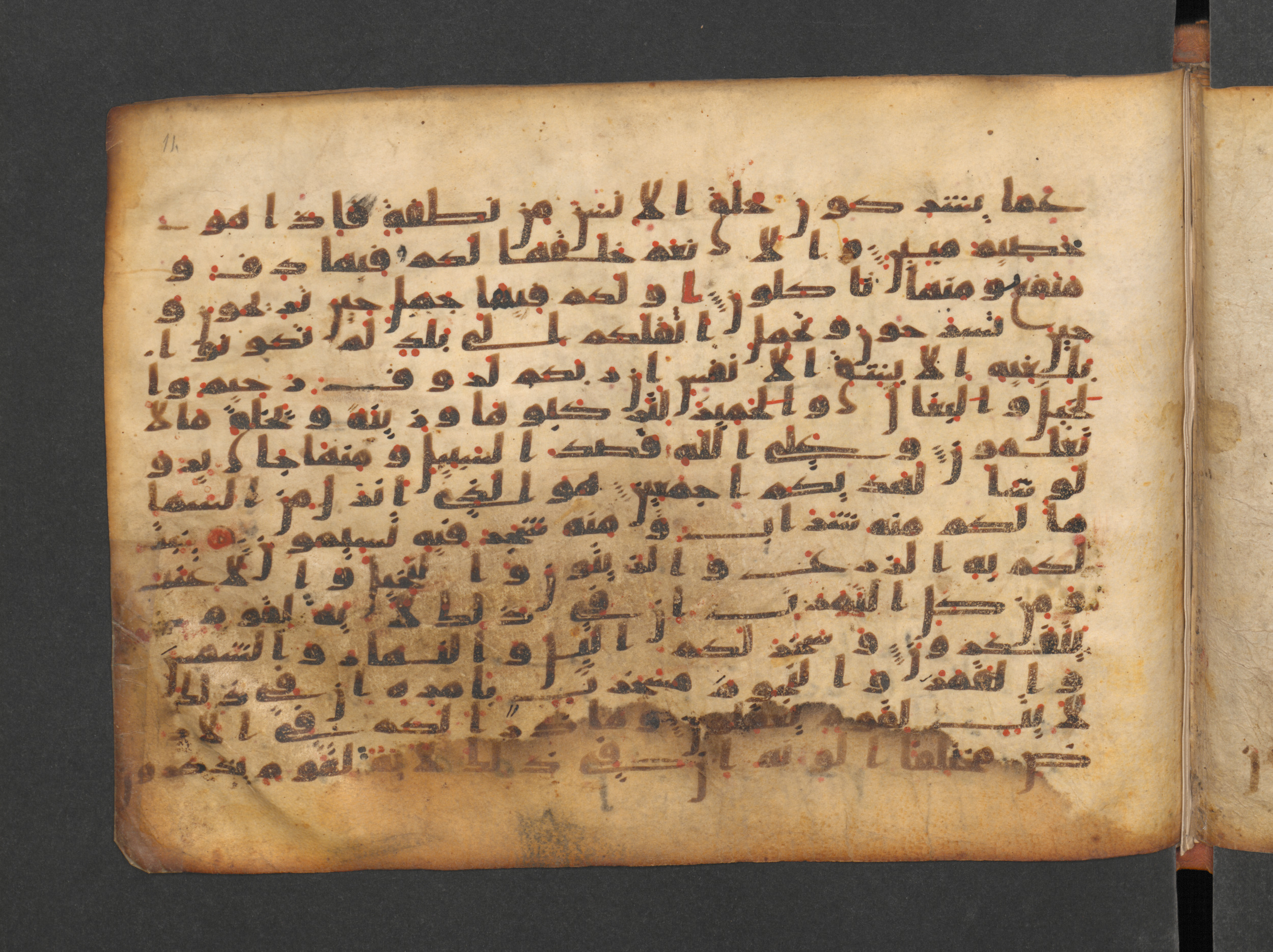 Paris, Bibliothèque nationale de France, Arabe 324 (c) (Scan 1), in Kufic C (Graphie C I a) script, showing Surah 16:13 from 8th Century AD found in Fustat (Old Cairo), Egypt, currently housed at Bibliothèque nationale de France, Paris