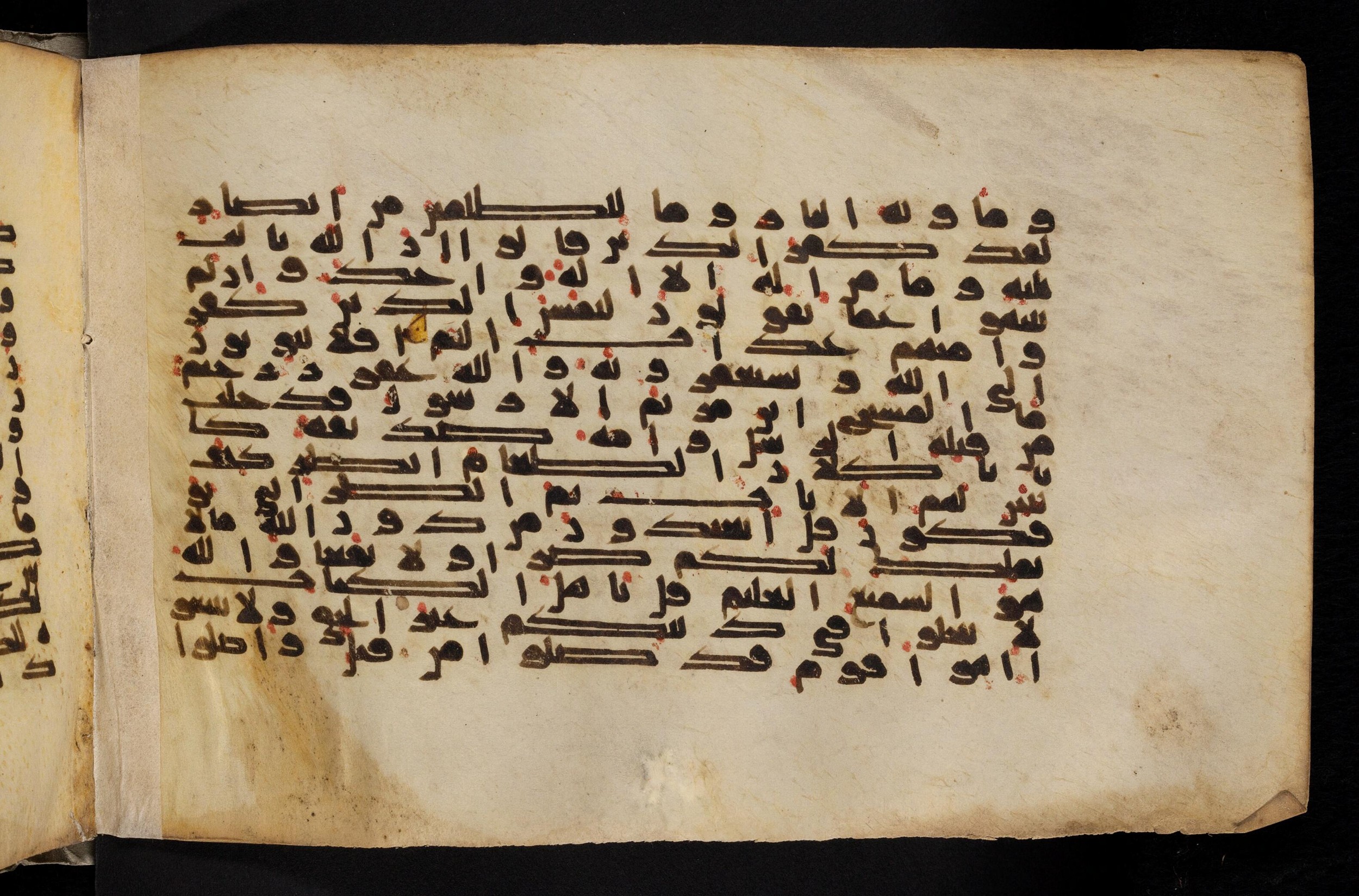 Paris, Bibliothèque nationale de France, Arabe 324 (c) (Scan 1), in Kufic C (Graphie C I a) script, showing Surah 5:76 from 8th Century AD found in Fustat (Old Cairo), Egypt, currently housed at Bibliothèque nationale de France, Paris