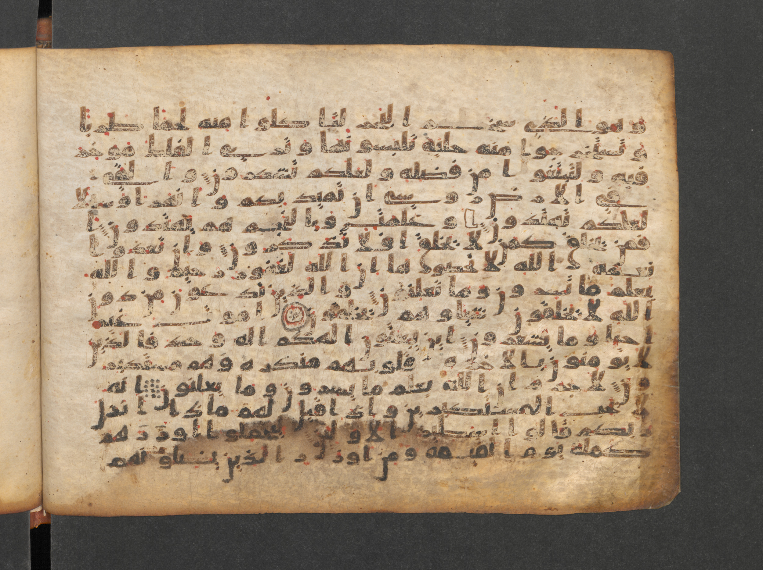 Paris, Bibliothèque nationale de France, Arabe 324 (c) (Scan 1), in Kufic C (Graphie C I a) script, showing Surah 16:21 from 8th Century AD found in Fustat (Old Cairo), Egypt, currently housed at Bibliothèque nationale de France, Paris