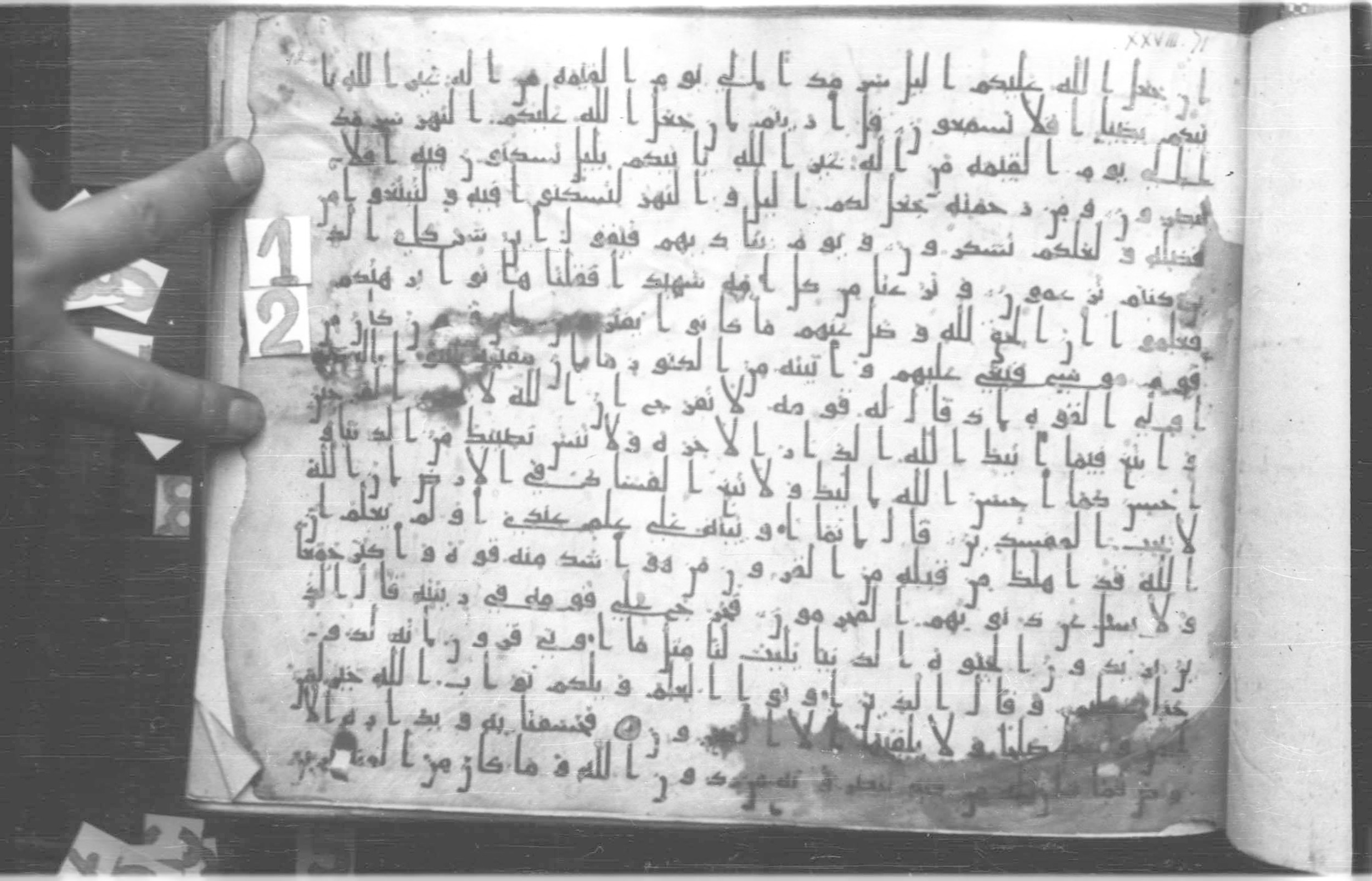Paris, Bibliothèque nationale de France, Arabe 324 (c) (Scan 1), in Kufic C (Graphie C I a) script, showing Surah 28:71 from 8th Century AD found in Fustat (Old Cairo), Egypt, currently housed at Bibliothèque nationale de France, Paris