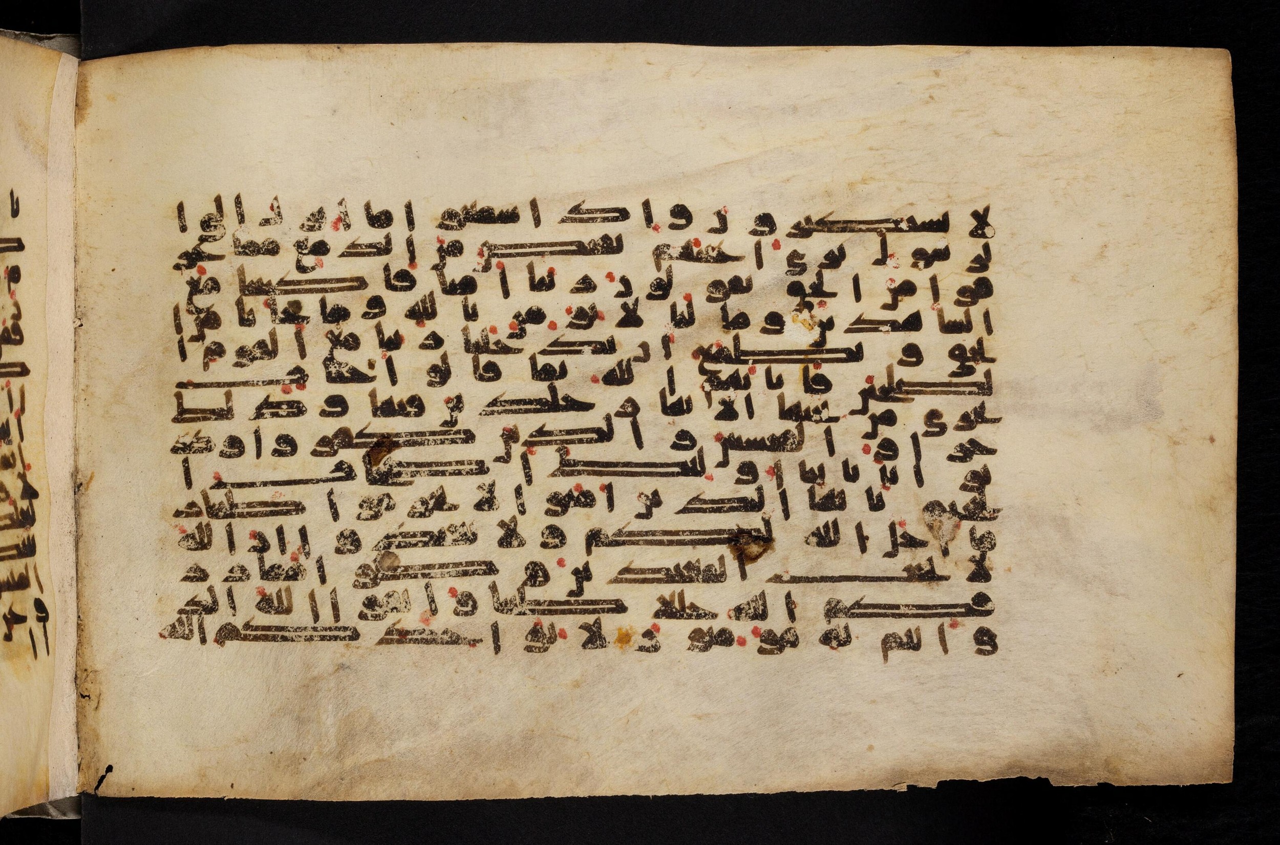 Paris, Bibliothèque nationale de France, Arabe 324 (c) (Scan 1), in Kufic C (Graphie C I a) script, showing Surah 5:83 from 8th Century AD found in Fustat (Old Cairo), Egypt, currently housed at Bibliothèque nationale de France, Paris