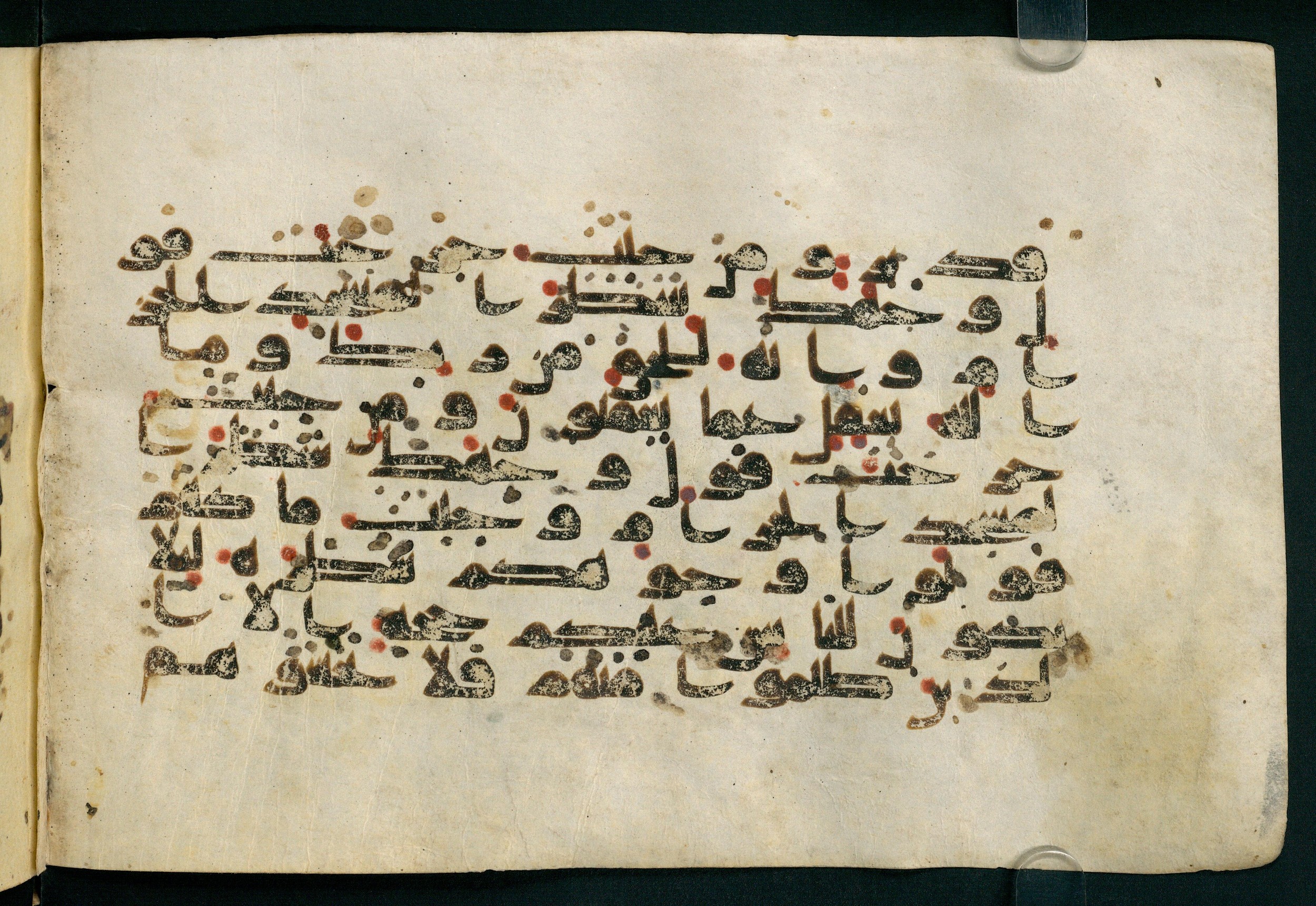 Paris, Bibliothèque nationale de France, Arabe 324 (c) (Scan 2), in Kufic C (Graphie C I a) script, showing Surah 2:149 from 8th Century AD found in Fustat (Old Cairo), Egypt, currently housed at Bibliothèque nationale de France, Paris