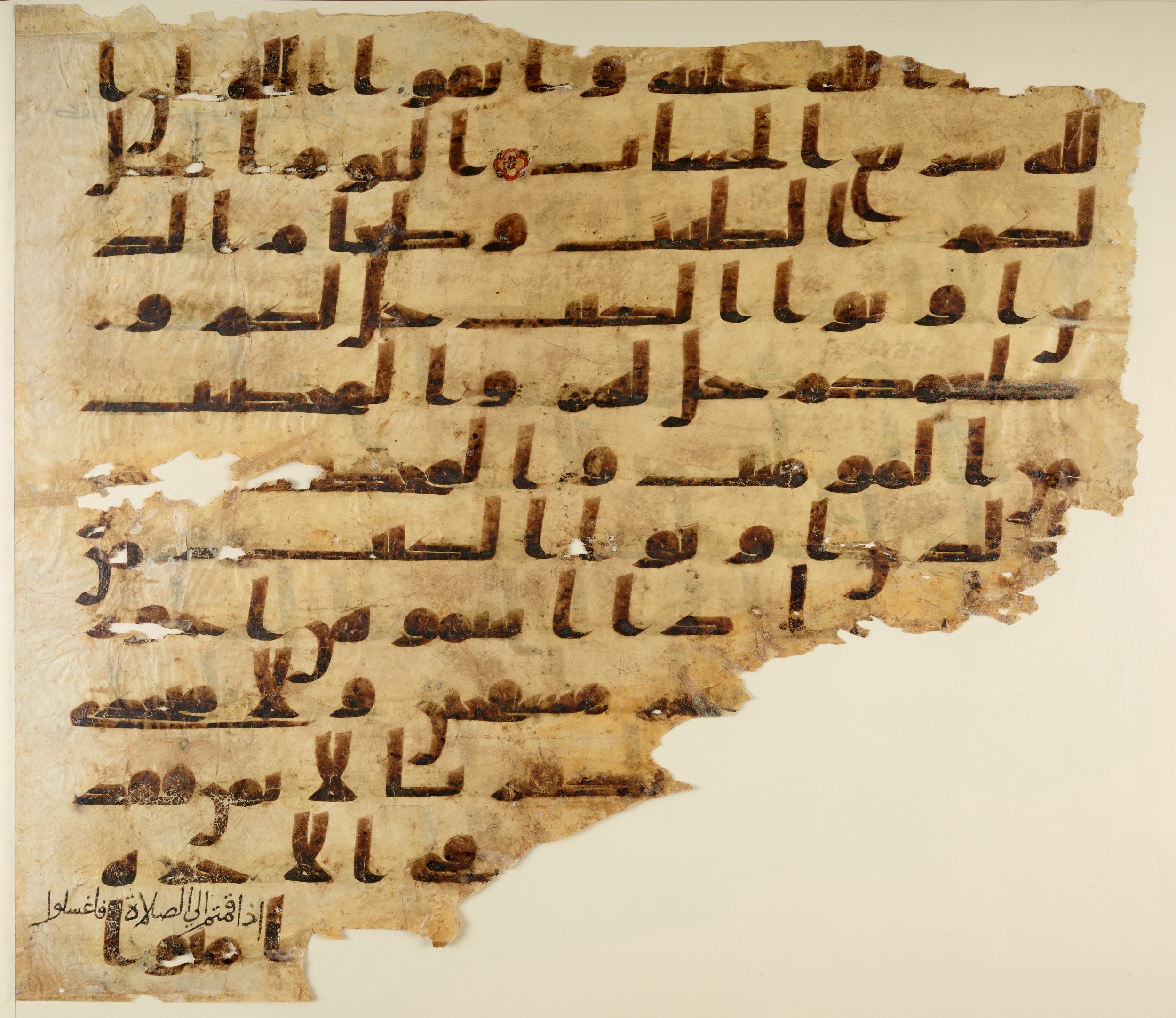 Paris, Bibliothèque nationale de France, Arabe 324 (c) (Scan 1), in Kufic C (Graphie C I a) script, showing Surah 5:6 from 8th Century AD found in Fustat (Old Cairo), Egypt, currently housed at Bibliothèque nationale de France, Paris