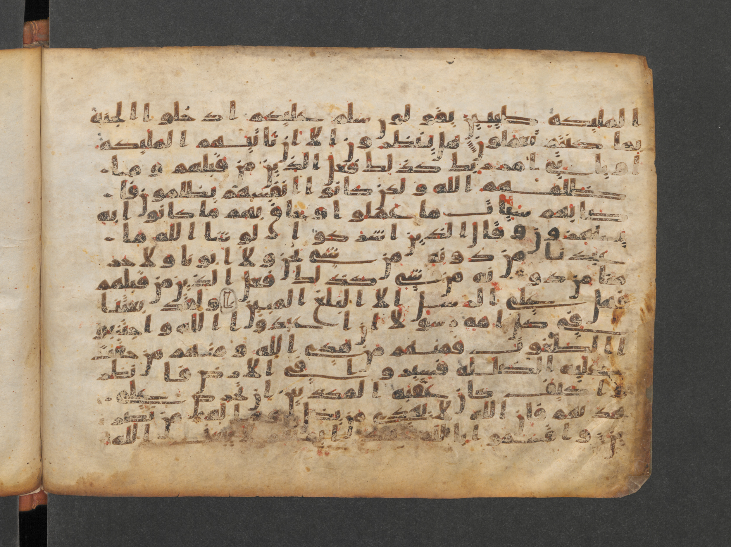 Paris, Bibliothèque nationale de France, Arabe 324 (c) (Scan 1), in Kufic C (Graphie C I a) script, showing Surah 16:33 from 8th Century AD found in Fustat (Old Cairo), Egypt, currently housed at Bibliothèque nationale de France, Paris