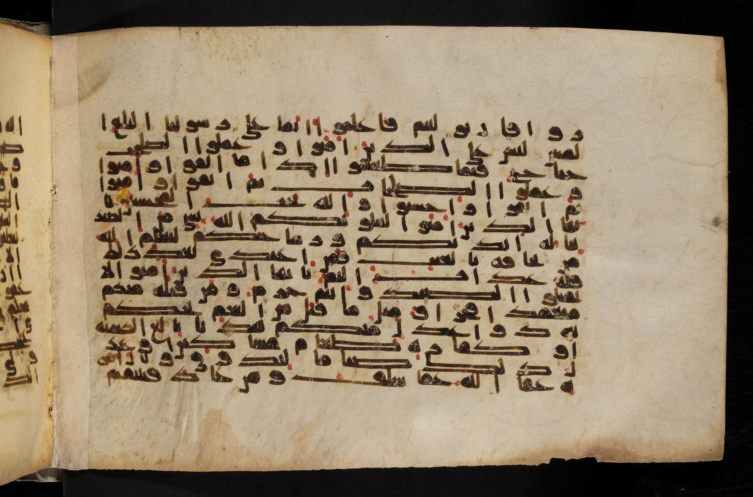 Paris, Bibliothèque nationale de France, Arabe 324 (c) (Scan 1), in Kufic C (Graphie C I a) script, showing Surah 5:95 from 8th Century AD found in Fustat (Old Cairo), Egypt, currently housed at Bibliothèque nationale de France, Paris