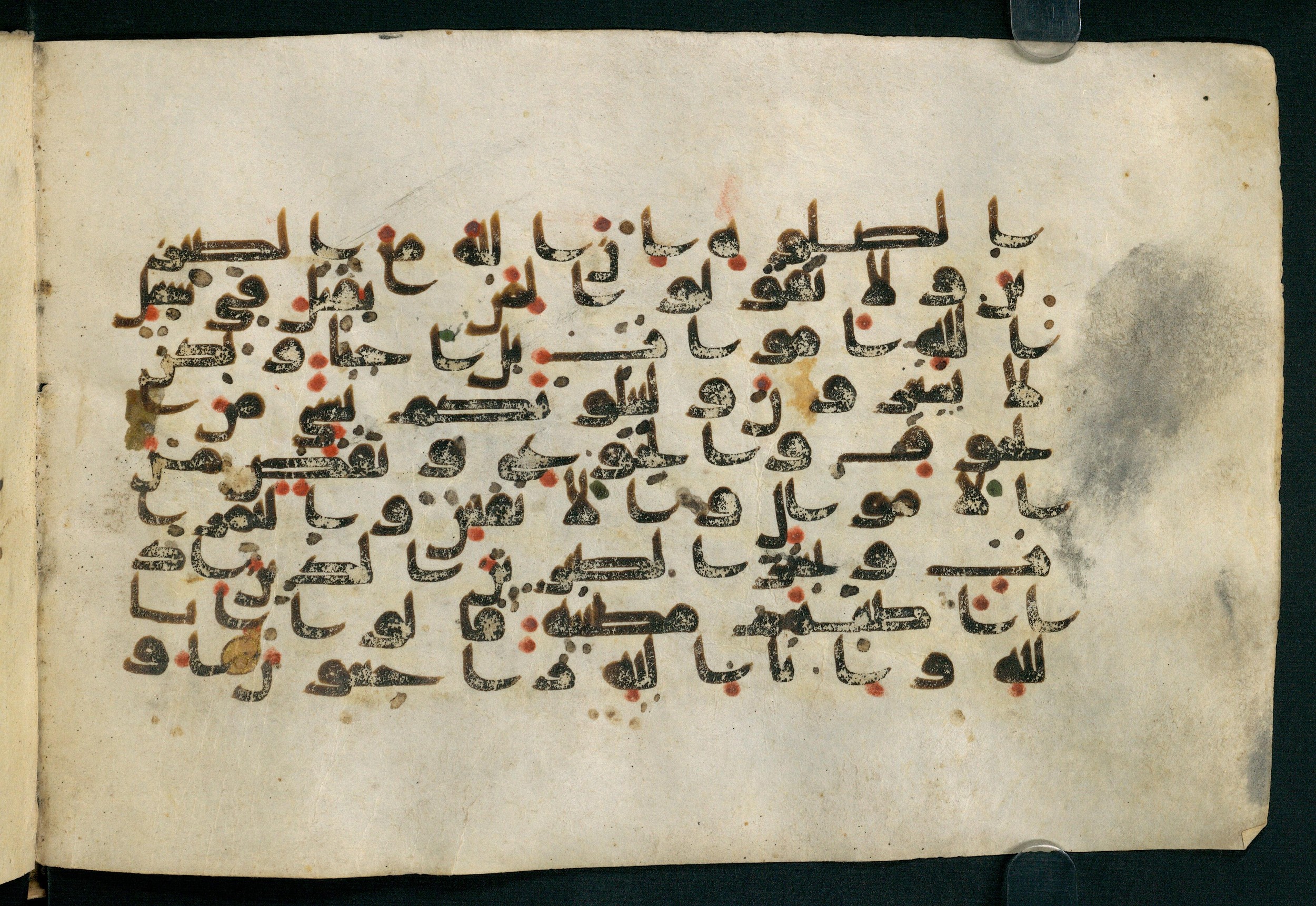 Paris, Bibliothèque nationale de France, Arabe 324 (c) (Scan 2), in Kufic C (Graphie C I a) script, showing Surah 2:155 from 8th Century AD found in Fustat (Old Cairo), Egypt, currently housed at Bibliothèque nationale de France, Paris