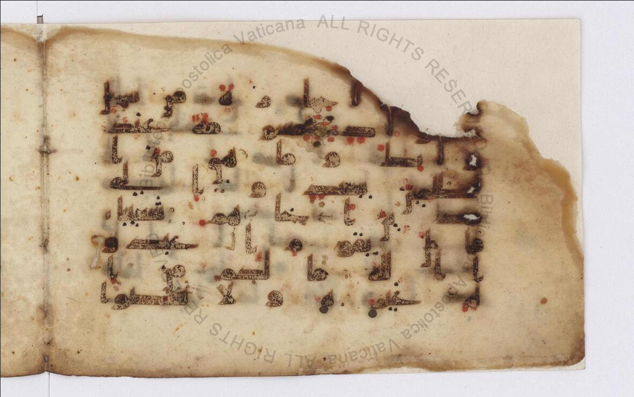 Paris, Bibliothèque nationale de France, Arabe 324 (c) (Scan 2), in Kufic C (Graphie C I a) script, showing Surah 11:82 from 8th Century AD found in Fustat (Old Cairo), Egypt, currently housed at Bibliothèque nationale de France, Paris