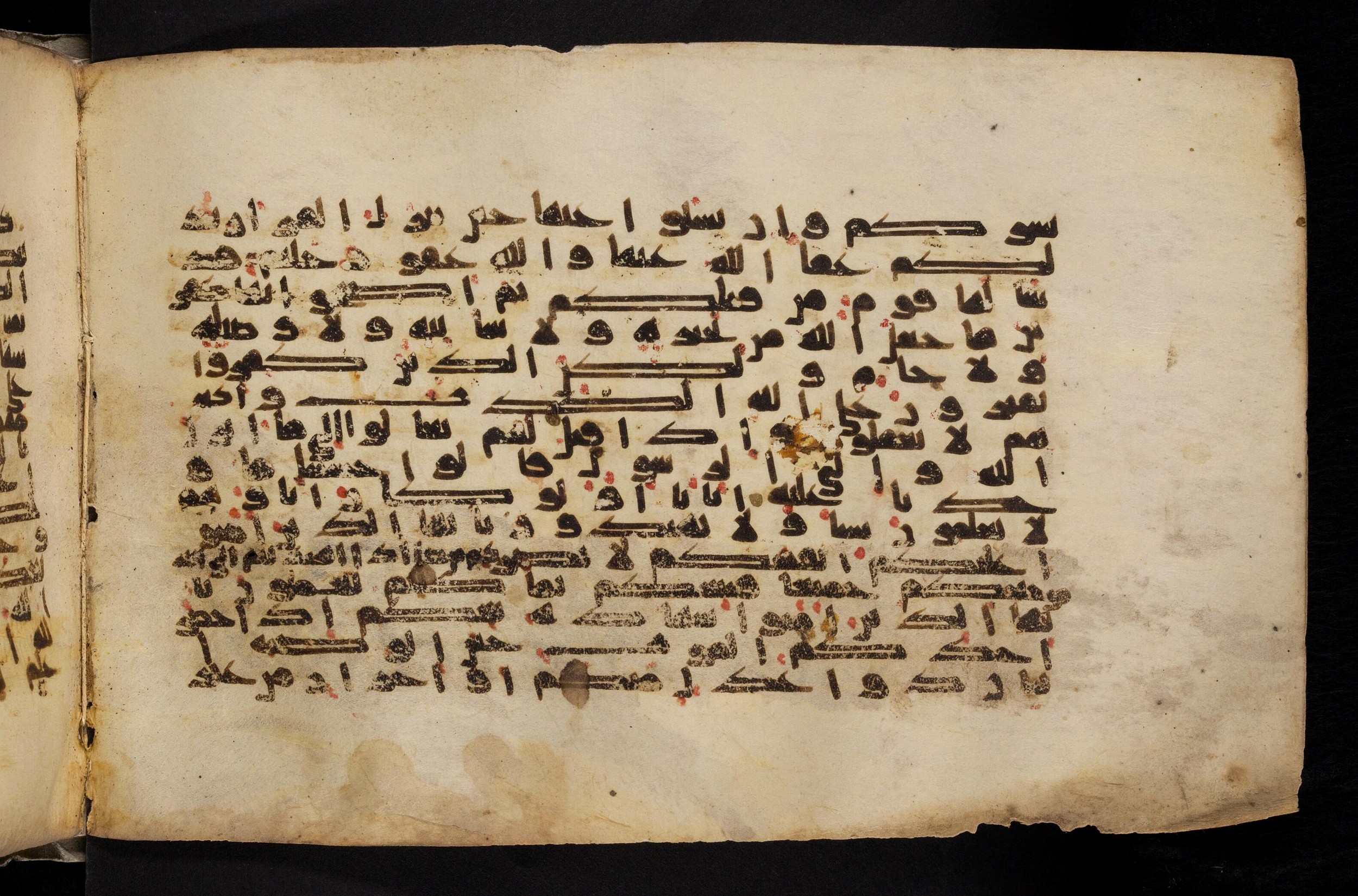 Paris, Bibliothèque nationale de France, Arabe 324 (c) (Scan 1), in Kufic C (Graphie C I a) script, showing Surah 5:103 from 8th Century AD found in Fustat (Old Cairo), Egypt, currently housed at Bibliothèque nationale de France, Paris