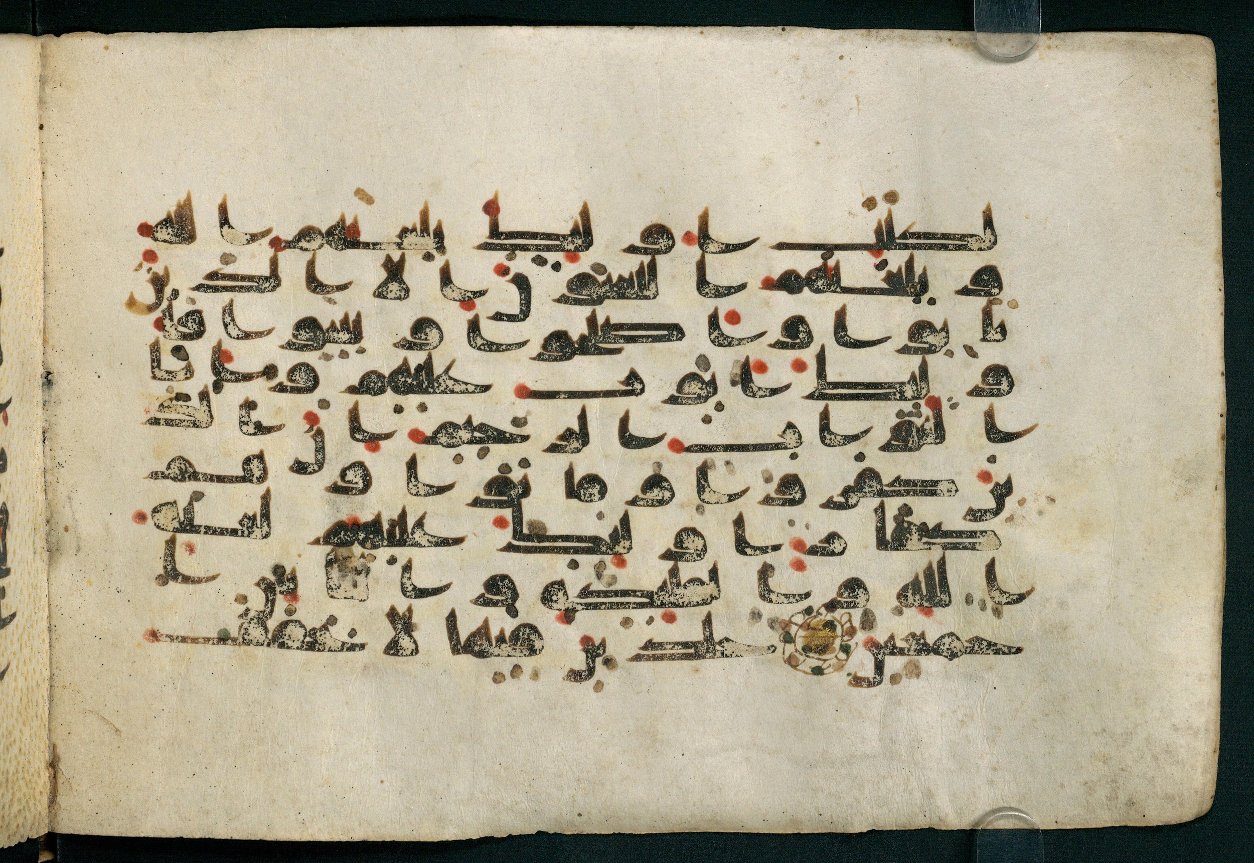 Paris, Bibliothèque nationale de France, Arabe 324 (c) (Scan 2), in Kufic C (Graphie C I a) script, showing Surah 2:162 from 8th Century AD found in Fustat (Old Cairo), Egypt, currently housed at Bibliothèque nationale de France, Paris