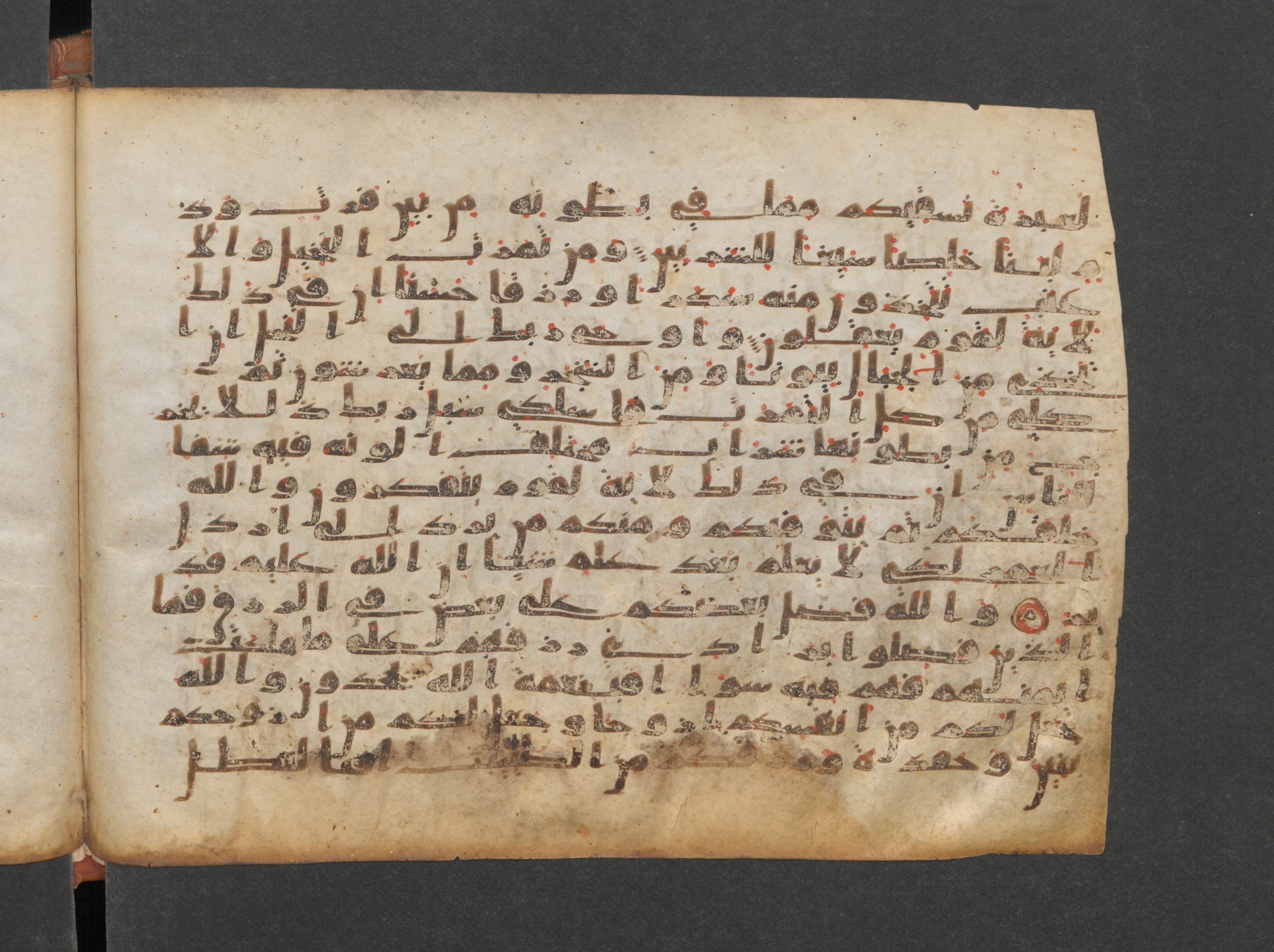 Paris, Bibliothèque nationale de France, Arabe 324 (c) (Scan 1), in Kufic C (Graphie C I a) script, showing Surah 16:71 from 8th Century AD found in Fustat (Old Cairo), Egypt, currently housed at Bibliothèque nationale de France, Paris