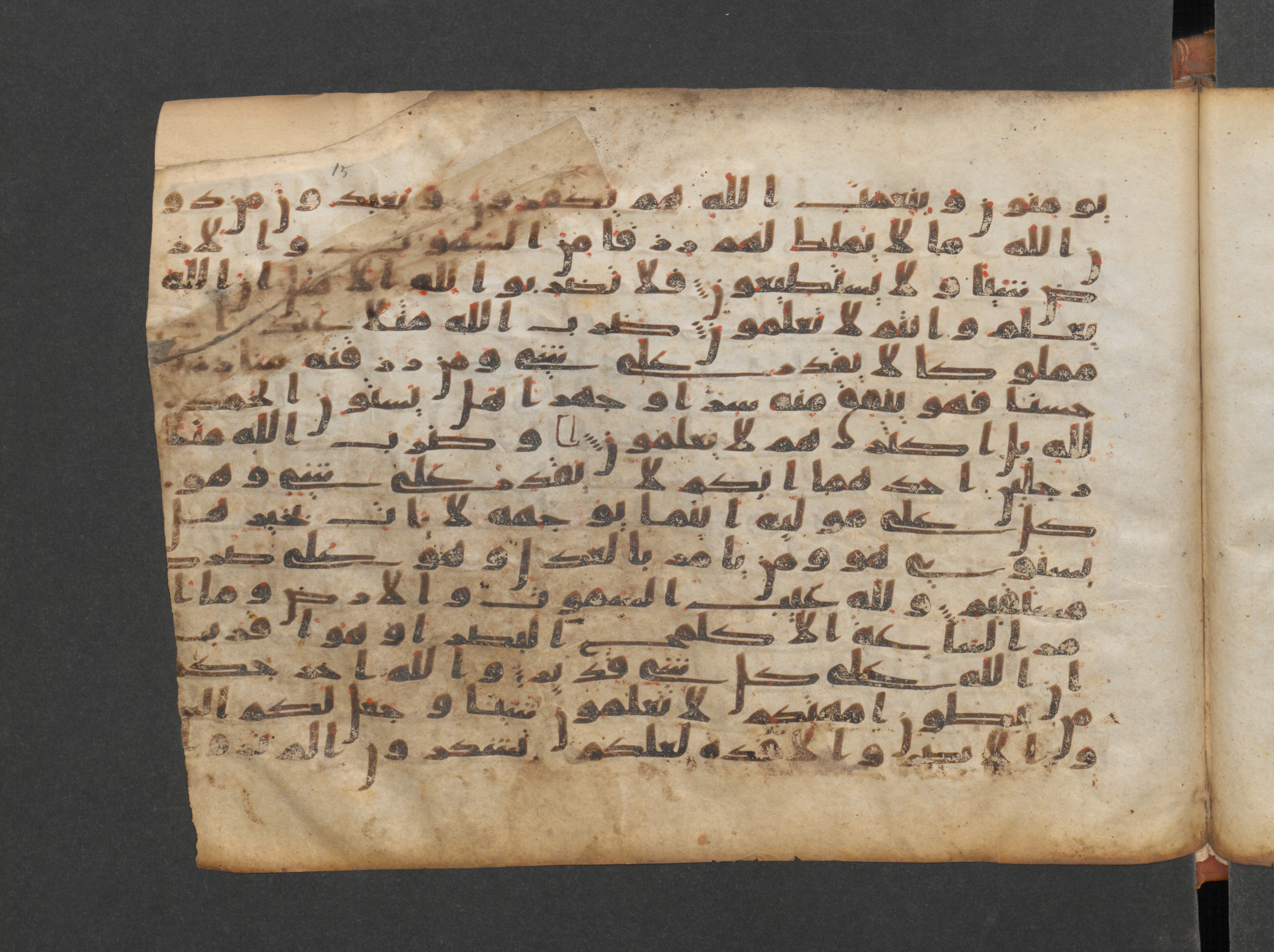 Paris, Bibliothèque nationale de France, Arabe 324 (c) (Scan 1), in Kufic C (Graphie C I a) script, showing Surah 16:73 from 8th Century AD found in Fustat (Old Cairo), Egypt, currently housed at Bibliothèque nationale de France, Paris