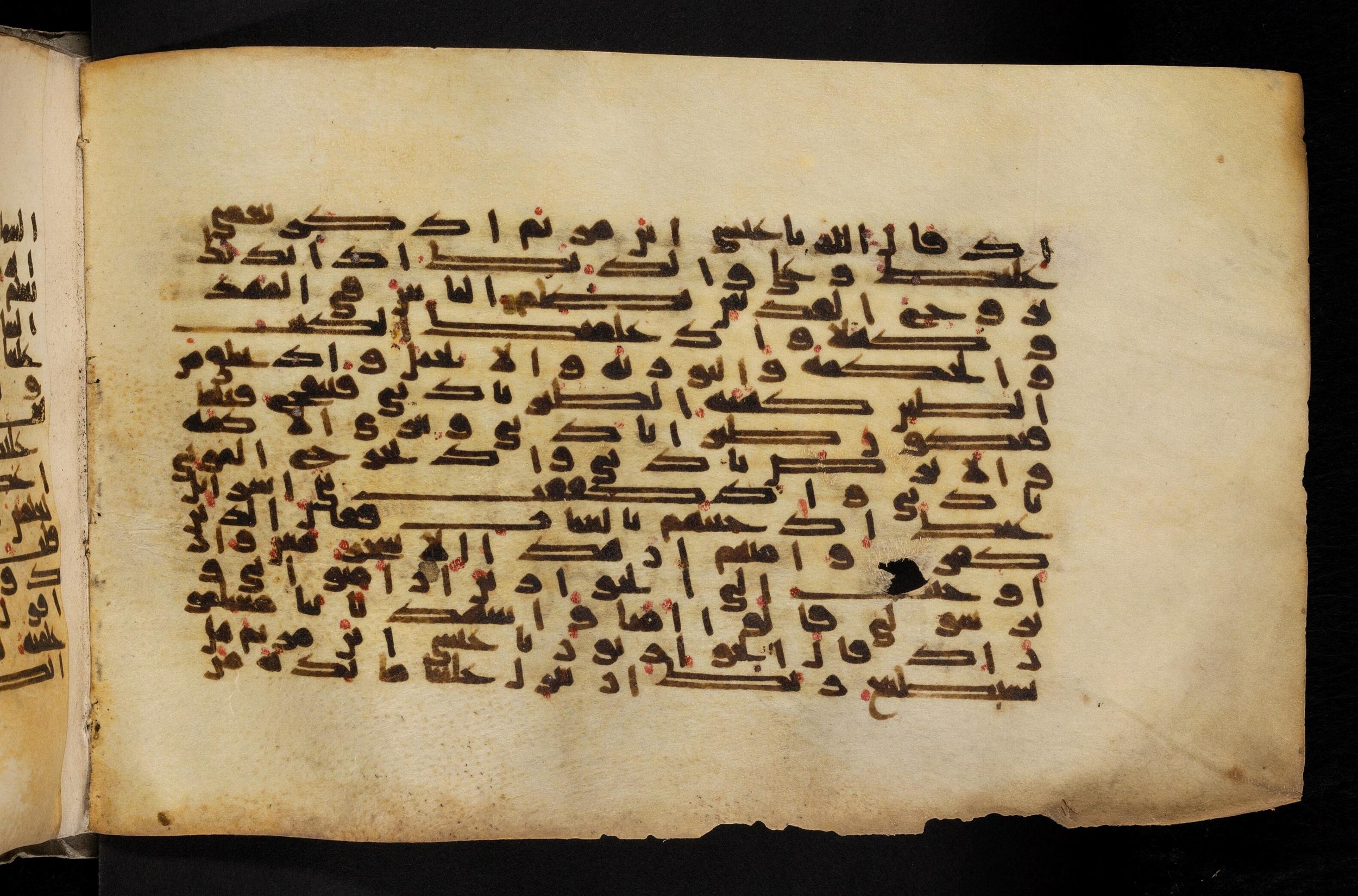 Paris, Bibliothèque nationale de France, Arabe 324 (c) (Scan 1), in Kufic C (Graphie C I a) script, showing Surah 5:112 from 8th Century AD found in Fustat (Old Cairo), Egypt, currently housed at Bibliothèque nationale de France, Paris