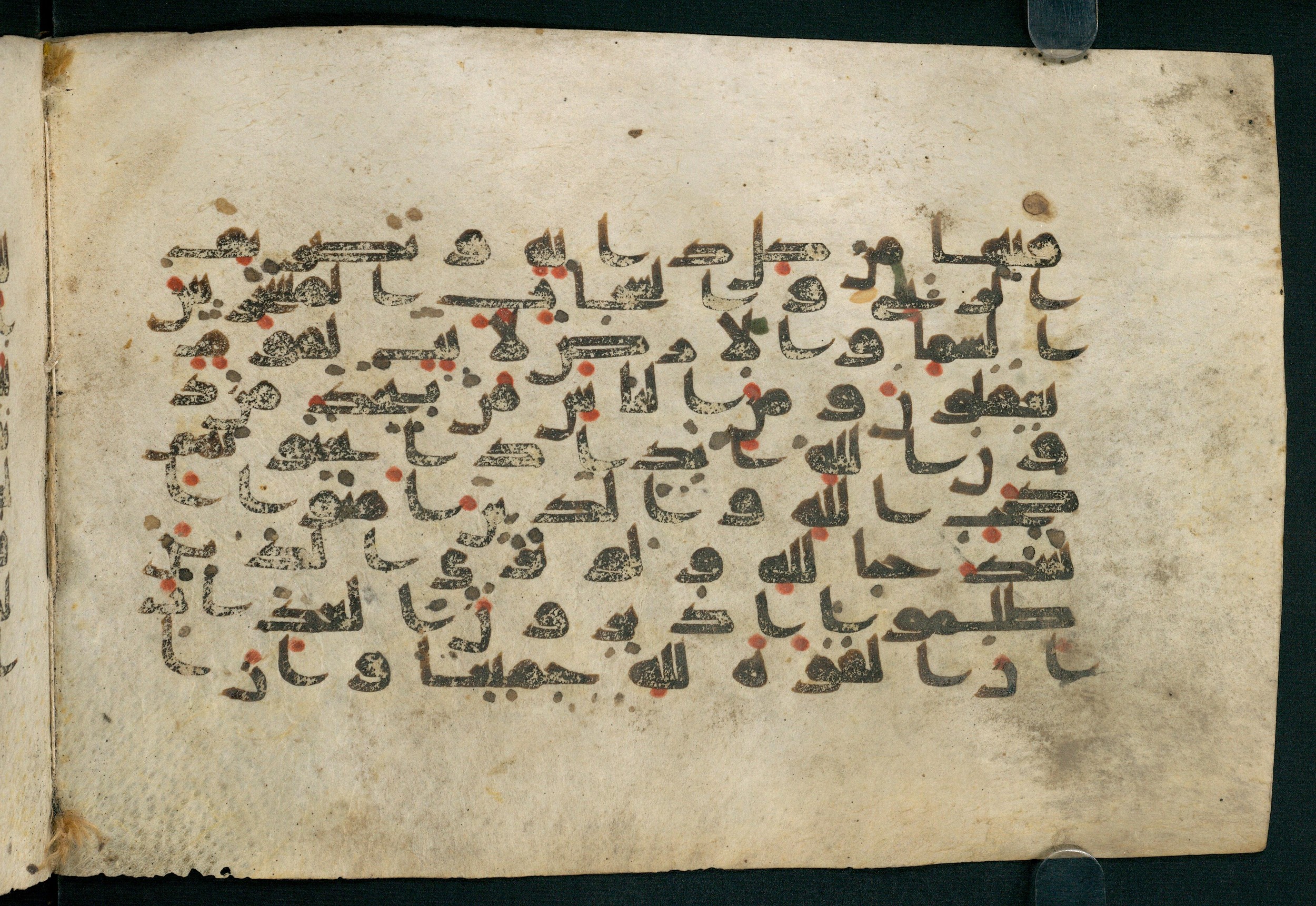 Paris, Bibliothèque nationale de France, Arabe 324 (c) (Scan 3), in Kufic C (Graphie C I a) script, showing Surah 2:164 from 8th Century AD found in Fustat (Old Cairo), Egypt, currently housed at Bibliothèque nationale de France, Paris