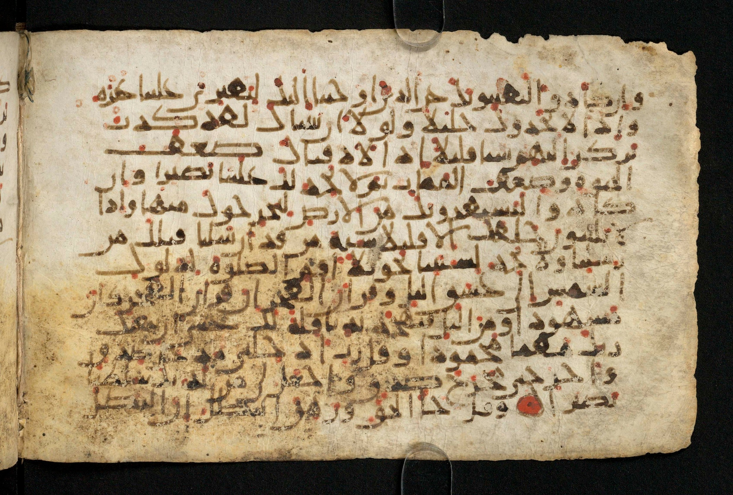 Paris, Bibliothèque nationale de France, Arabe 324 (c) (Scan 1), in Kufic C (Graphie C I a) script, showing Surah 17:76 from 8th Century AD found in Fustat (Old Cairo), Egypt, currently housed at Bibliothèque nationale de France, Paris