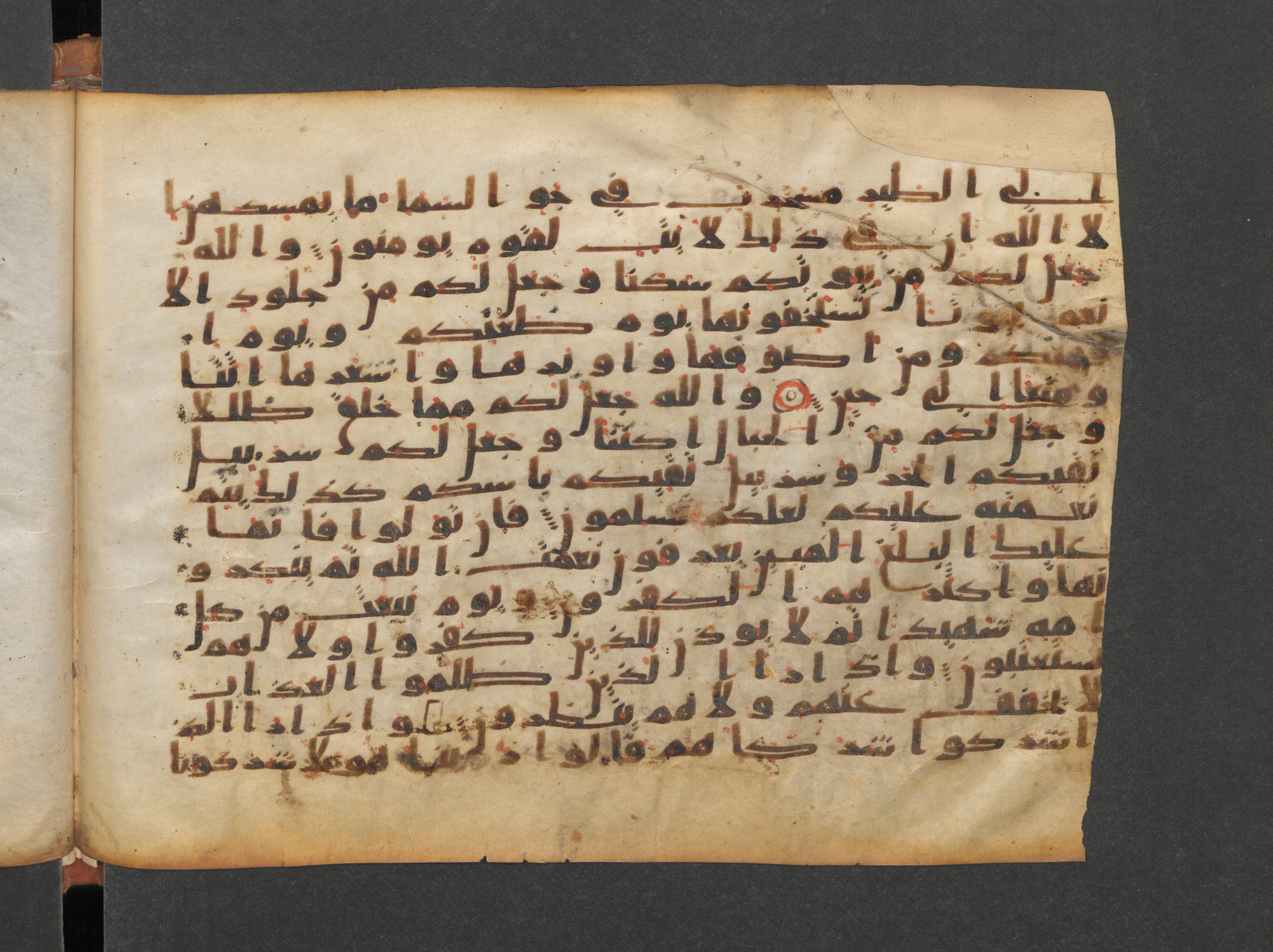 Paris, Bibliothèque nationale de France, Arabe 324 (c) (Scan 1), in Kufic C (Graphie C I a) script, showing Surah 16:82 from 8th Century AD found in Fustat (Old Cairo), Egypt, currently housed at Bibliothèque nationale de France, Paris