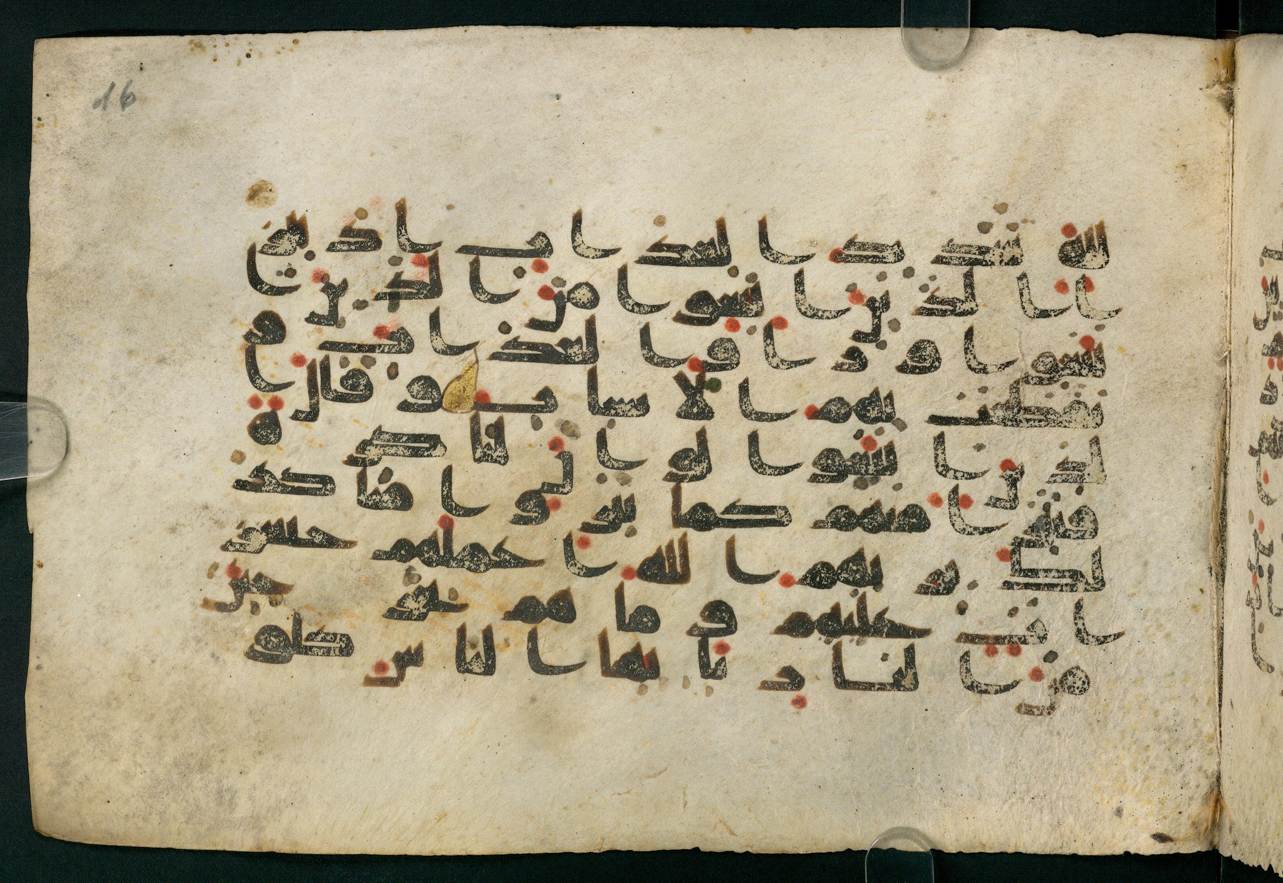 Paris, Bibliothèque nationale de France, Arabe 324 (c) (Scan 4), in Kufic C (Graphie C I a) script, showing Surah 2:165 from 8th Century AD found in Fustat (Old Cairo), Egypt, currently housed at Bibliothèque nationale de France, Paris