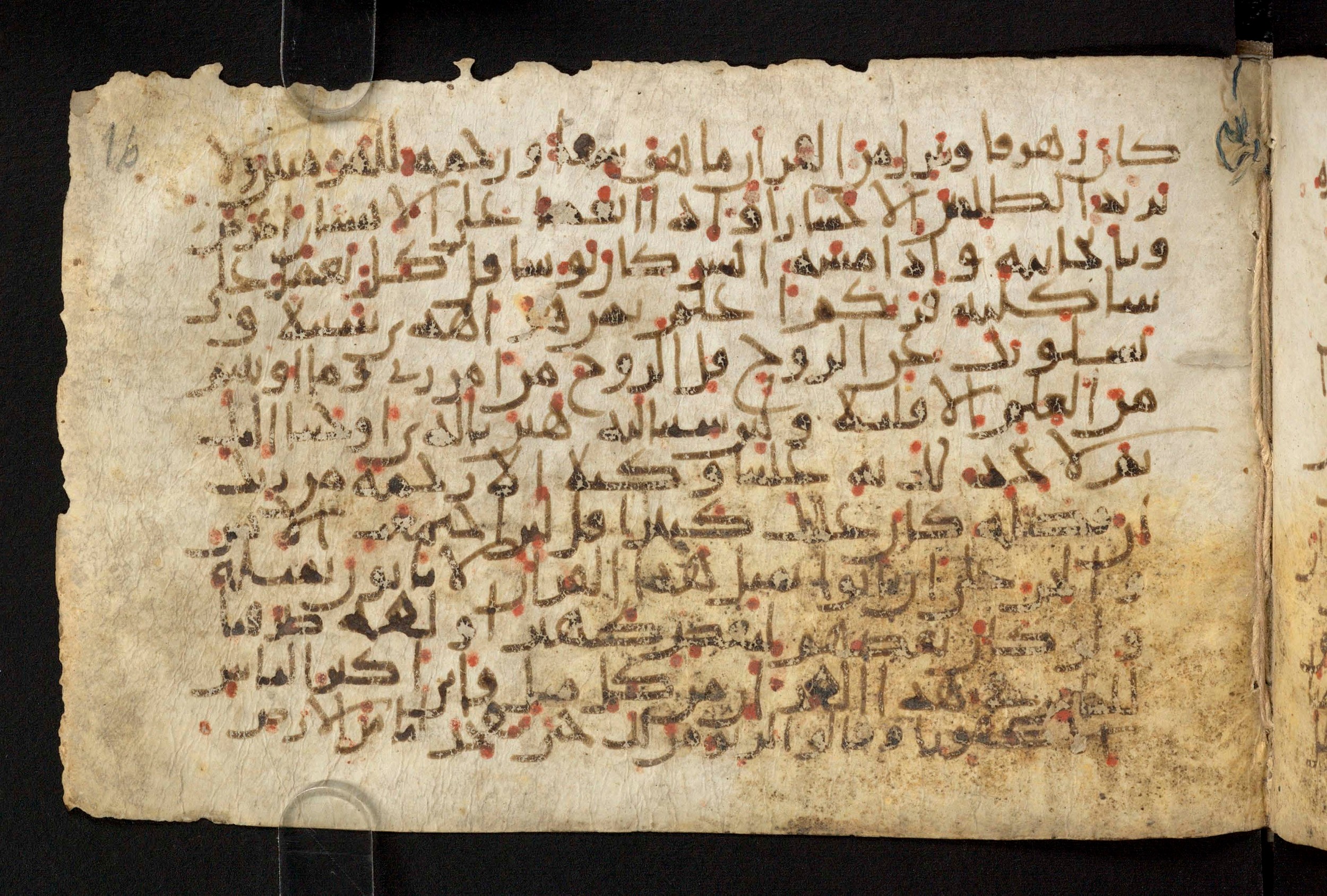 Paris, Bibliothèque nationale de France, Arabe 324 (c) (Scan 1), in Kufic C (Graphie C I a) script, showing Surah 17:82 from 8th Century AD found in Fustat (Old Cairo), Egypt, currently housed at Bibliothèque nationale de France, Paris